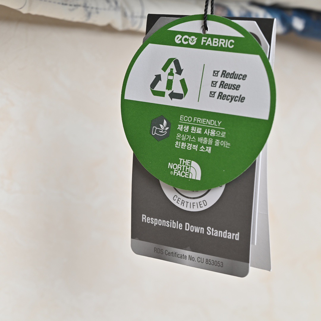 图片[5]-＃暖冬福利 𝐓𝐡𝐞 𝐍𝐨𝐫𝐭𝐡 𝐅𝐚𝐜𝐞 𝟐𝟐𝐅𝐖 北面地球印花大格子袖标羽绒服 尺码：XS-2XL 🔝产品介绍： 1️⃣内线距 门筒 用料 里料 织带 扣子等细节处处到位,柔软舒服,定织定染。 2️⃣印花裁片定位，户外梭织运动型纳米科技面料 质感细腻。 3️⃣刺绣采用进口田岛绣花万针刺绣，采用进口7号针，日本女皇绣线，保证每字饱满工、立体感清晰。 4️⃣填充80%白鸭绒，不做任何虚假宣传。保证保暖性的同时，更加轻便。轻松低于零下30多度严寒低温。 4️⃣正品YKK吉田ISO9000拉链，拉动更丝滑流畅，区别市面假YKK。独家定制五金辅料，100%还原ZP。辅料及扣子均采用原版一致铜芯弹簧，非市面铁芯弹簧。 5️⃣高密度户外防水涂层格子面料,高端防跑绒涂鸦里布+380T三防胆布.绝不钻绒（如有钻绒随意换新） 6️⃣经DWR防泼水处理，轻质耐磨防撕裂，更具出色的防风防泼水性能，为户外活动提供属实防护。-选品中心