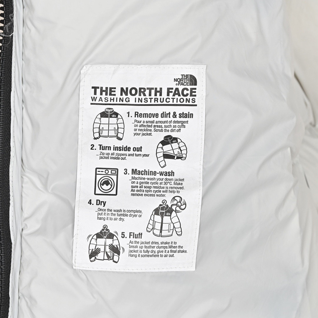 ＃暖冬福利 𝐓𝐡𝐞 𝐍𝐨𝐫𝐭𝐡 𝐅𝐚𝐜𝐞 𝟐𝟐𝐅𝐖 北面地球印花大格子袖标羽绒服 尺码：XS-2XL 🔝产品介绍： 1️⃣内线距 门筒 用料 里料 织带 扣子等细节处处到位,柔软舒服,定织定染。 2️⃣印花裁片定位，户外梭织运动型纳米科技面料 质感细腻。 3️⃣刺绣采用进口田岛绣花万针刺绣，采用进口7号针，日本女皇绣线，保证每字饱满工、立体感清晰。 4️⃣填充80%白鸭绒，不做任何虚假宣传。保证保暖性的同时，更加轻便。轻松低于零下30多度严寒低温。 4️⃣正品YKK吉田ISO9000拉链，拉动更丝滑流畅，区别市面假YKK。独家定制五金辅料，100%还原ZP。辅料及扣子均采用原版一致铜芯弹簧，非市面铁芯弹簧。 5️⃣高密度户外防水涂层格子面料,高端防跑绒涂鸦里布+380T三防胆布.绝不钻绒（如有钻绒随意换新） 6️⃣经DWR防泼水处理，轻质耐磨防撕裂，更具出色的防风防泼水性能，为户外活动提供属实防护。-选品中心