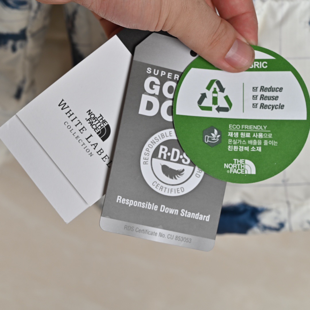 图片[3]-＃暖冬福利 𝐓𝐡𝐞 𝐍𝐨𝐫𝐭𝐡 𝐅𝐚𝐜𝐞 𝟐𝟐𝐅𝐖 北面地球印花大格子袖标羽绒服 尺码：XS-2XL 🔝产品介绍： 1️⃣内线距 门筒 用料 里料 织带 扣子等细节处处到位,柔软舒服,定织定染。 2️⃣印花裁片定位，户外梭织运动型纳米科技面料 质感细腻。 3️⃣刺绣采用进口田岛绣花万针刺绣，采用进口7号针，日本女皇绣线，保证每字饱满工、立体感清晰。 4️⃣填充80%白鸭绒，不做任何虚假宣传。保证保暖性的同时，更加轻便。轻松低于零下30多度严寒低温。 4️⃣正品YKK吉田ISO9000拉链，拉动更丝滑流畅，区别市面假YKK。独家定制五金辅料，100%还原ZP。辅料及扣子均采用原版一致铜芯弹簧，非市面铁芯弹簧。 5️⃣高密度户外防水涂层格子面料,高端防跑绒涂鸦里布+380T三防胆布.绝不钻绒（如有钻绒随意换新） 6️⃣经DWR防泼水处理，轻质耐磨防撕裂，更具出色的防风防泼水性能，为户外活动提供属实防护。-选品中心