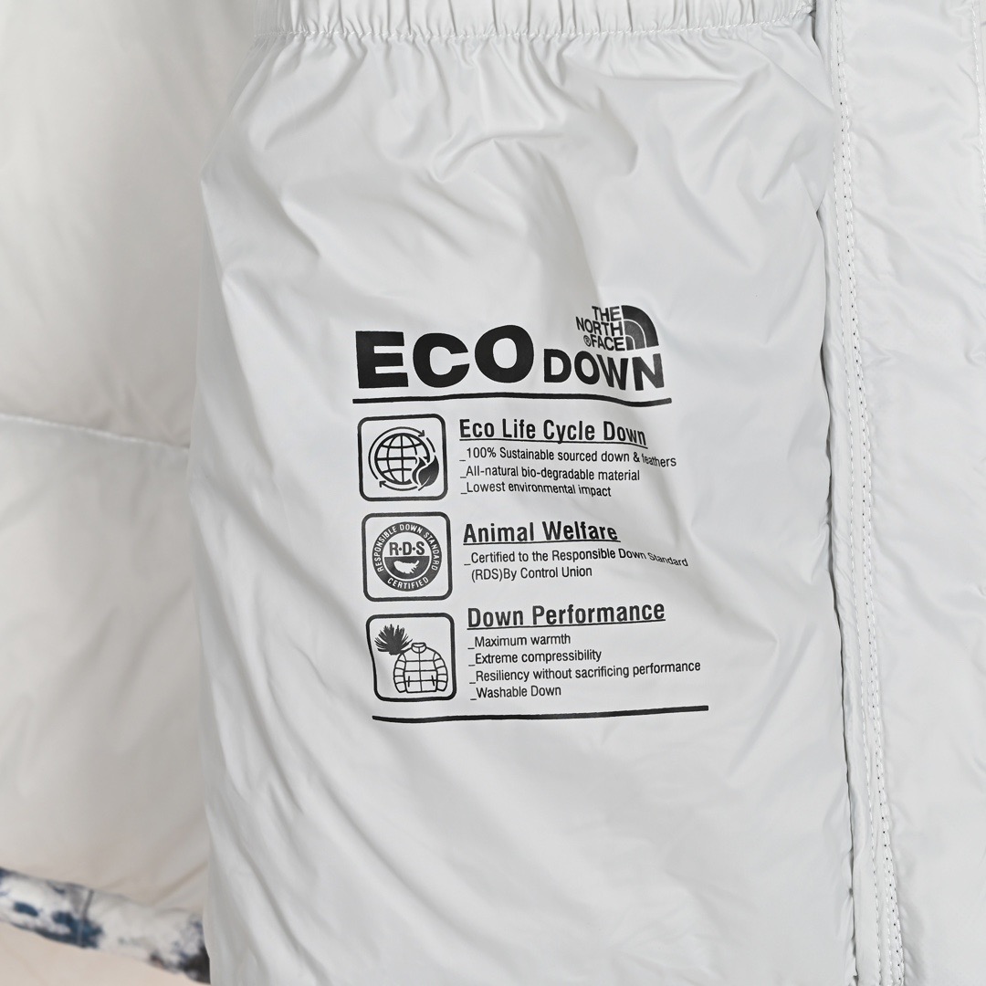 图片[2]-＃暖冬福利 𝐓𝐡𝐞 𝐍𝐨𝐫𝐭𝐡 𝐅𝐚𝐜𝐞 𝟐𝟐𝐅𝐖 北面地球印花大格子袖标羽绒服 尺码：XS-2XL 🔝产品介绍： 1️⃣内线距 门筒 用料 里料 织带 扣子等细节处处到位,柔软舒服,定织定染。 2️⃣印花裁片定位，户外梭织运动型纳米科技面料 质感细腻。 3️⃣刺绣采用进口田岛绣花万针刺绣，采用进口7号针，日本女皇绣线，保证每字饱满工、立体感清晰。 4️⃣填充80%白鸭绒，不做任何虚假宣传。保证保暖性的同时，更加轻便。轻松低于零下30多度严寒低温。 4️⃣正品YKK吉田ISO9000拉链，拉动更丝滑流畅，区别市面假YKK。独家定制五金辅料，100%还原ZP。辅料及扣子均采用原版一致铜芯弹簧，非市面铁芯弹簧。 5️⃣高密度户外防水涂层格子面料,高端防跑绒涂鸦里布+380T三防胆布.绝不钻绒（如有钻绒随意换新） 6️⃣经DWR防泼水处理，轻质耐磨防撕裂，更具出色的防风防泼水性能，为户外活动提供属实防护。-选品中心