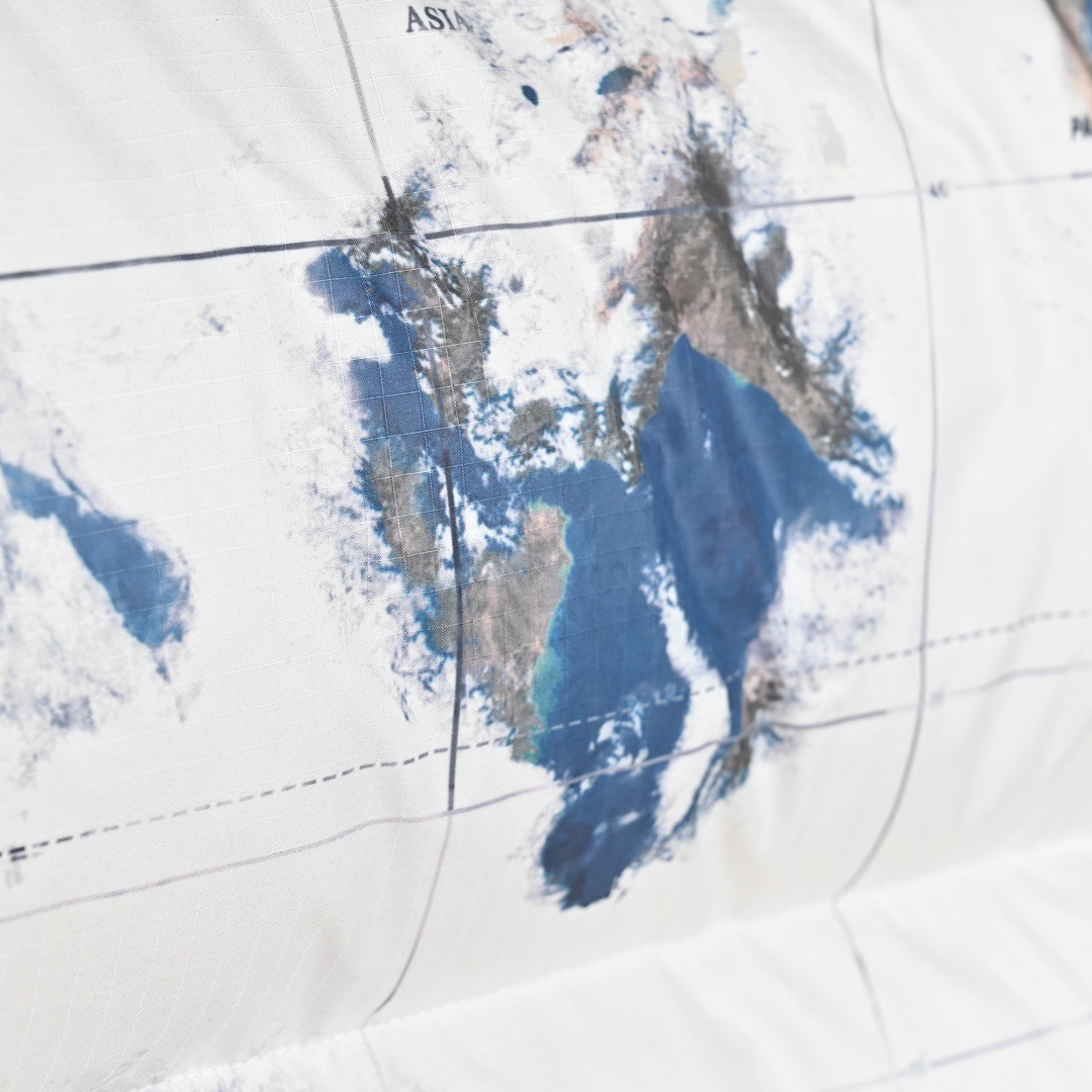 图片[4]-＃暖冬福利 𝐓𝐡𝐞 𝐍𝐨𝐫𝐭𝐡 𝐅𝐚𝐜𝐞 𝟐𝟐𝐅𝐖 北面地球印花大格子袖标羽绒服 尺码：XS-2XL 🔝产品介绍： 1️⃣内线距 门筒 用料 里料 织带 扣子等细节处处到位,柔软舒服,定织定染。 2️⃣印花裁片定位，户外梭织运动型纳米科技面料 质感细腻。 3️⃣刺绣采用进口田岛绣花万针刺绣，采用进口7号针，日本女皇绣线，保证每字饱满工、立体感清晰。 4️⃣填充80%白鸭绒，不做任何虚假宣传。保证保暖性的同时，更加轻便。轻松低于零下30多度严寒低温。 4️⃣正品YKK吉田ISO9000拉链，拉动更丝滑流畅，区别市面假YKK。独家定制五金辅料，100%还原ZP。辅料及扣子均采用原版一致铜芯弹簧，非市面铁芯弹簧。 5️⃣高密度户外防水涂层格子面料,高端防跑绒涂鸦里布+380T三防胆布.绝不钻绒（如有钻绒随意换新） 6️⃣经DWR防泼水处理，轻质耐磨防撕裂，更具出色的防风防泼水性能，为户外活动提供属实防护。-选品中心