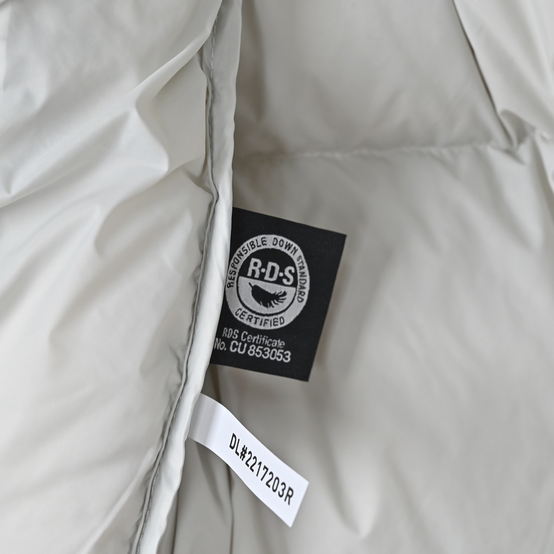 图片[7]-＃暖冬福利 𝐓𝐡𝐞 𝐍𝐨𝐫𝐭𝐡 𝐅𝐚𝐜𝐞 𝟐𝟐𝐅𝐖 北面地球印花大格子袖标羽绒服 尺码：XS-2XL 🔝产品介绍： 1️⃣内线距 门筒 用料 里料 织带 扣子等细节处处到位,柔软舒服,定织定染。 2️⃣印花裁片定位，户外梭织运动型纳米科技面料 质感细腻。 3️⃣刺绣采用进口田岛绣花万针刺绣，采用进口7号针，日本女皇绣线，保证每字饱满工、立体感清晰。 4️⃣填充80%白鸭绒，不做任何虚假宣传。保证保暖性的同时，更加轻便。轻松低于零下30多度严寒低温。 4️⃣正品YKK吉田ISO9000拉链，拉动更丝滑流畅，区别市面假YKK。独家定制五金辅料，100%还原ZP。辅料及扣子均采用原版一致铜芯弹簧，非市面铁芯弹簧。 5️⃣高密度户外防水涂层格子面料,高端防跑绒涂鸦里布+380T三防胆布.绝不钻绒（如有钻绒随意换新） 6️⃣经DWR防泼水处理，轻质耐磨防撕裂，更具出色的防风防泼水性能，为户外活动提供属实防护。-选品中心