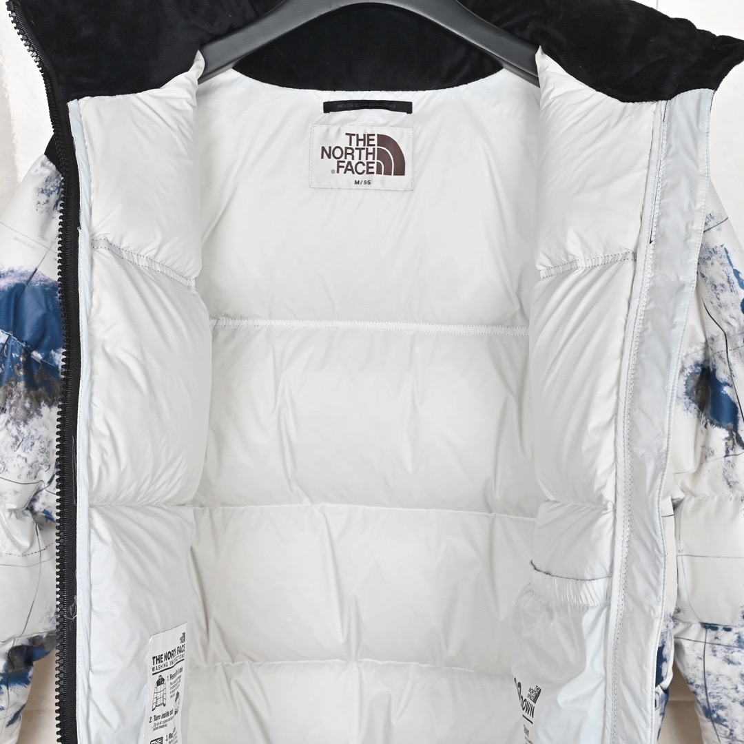 图片[8]-＃暖冬福利 𝐓𝐡𝐞 𝐍𝐨𝐫𝐭𝐡 𝐅𝐚𝐜𝐞 𝟐𝟐𝐅𝐖 北面地球印花大格子袖标羽绒服 尺码：XS-2XL 🔝产品介绍： 1️⃣内线距 门筒 用料 里料 织带 扣子等细节处处到位,柔软舒服,定织定染。 2️⃣印花裁片定位，户外梭织运动型纳米科技面料 质感细腻。 3️⃣刺绣采用进口田岛绣花万针刺绣，采用进口7号针，日本女皇绣线，保证每字饱满工、立体感清晰。 4️⃣填充80%白鸭绒，不做任何虚假宣传。保证保暖性的同时，更加轻便。轻松低于零下30多度严寒低温。 4️⃣正品YKK吉田ISO9000拉链，拉动更丝滑流畅，区别市面假YKK。独家定制五金辅料，100%还原ZP。辅料及扣子均采用原版一致铜芯弹簧，非市面铁芯弹簧。 5️⃣高密度户外防水涂层格子面料,高端防跑绒涂鸦里布+380T三防胆布.绝不钻绒（如有钻绒随意换新） 6️⃣经DWR防泼水处理，轻质耐磨防撕裂，更具出色的防风防泼水性能，为户外活动提供属实防护。-选品中心