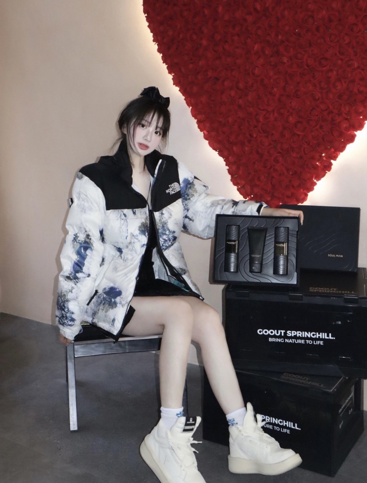 ＃暖冬福利 𝐓𝐡𝐞 𝐍𝐨𝐫𝐭𝐡 𝐅𝐚𝐜𝐞 𝟐𝟐𝐅𝐖 北面地球印花大格子袖标羽绒服 尺码：XS-2XL 🔝产品介绍： 1️⃣内线距 门筒 用料 里料 织带 扣子等细节处处到位,柔软舒服,定织定染。 2️⃣印花裁片定位，户外梭织运动型纳米科技面料 质感细腻。 3️⃣刺绣采用进口田岛绣花万针刺绣，采用进口7号针，日本女皇绣线，保证每字饱满工、立体感清晰。 4️⃣填充80%白鸭绒，不做任何虚假宣传。保证保暖性的同时，更加轻便。轻松低于零下30多度严寒低温。 4️⃣正品YKK吉田ISO9000拉链，拉动更丝滑流畅，区别市面假YKK。独家定制五金辅料，100%还原ZP。辅料及扣子均采用原版一致铜芯弹簧，非市面铁芯弹簧。 5️⃣高密度户外防水涂层格子面料,高端防跑绒涂鸦里布+380T三防胆布.绝不钻绒（如有钻绒随意换新） 6️⃣经DWR防泼水处理，轻质耐磨防撕裂，更具出色的防风防泼水性能，为户外活动提供属实防护。-选品中心