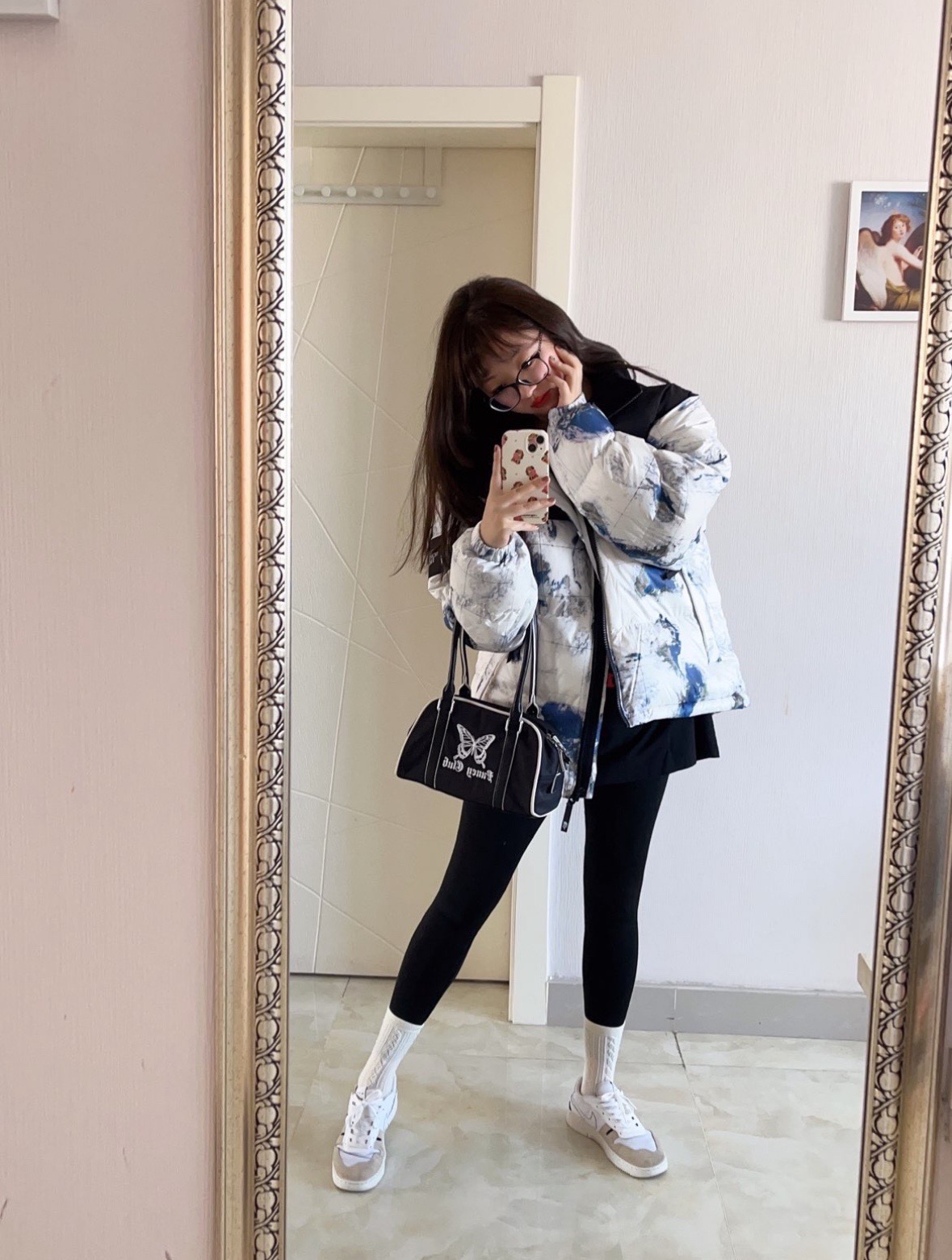 图片[6]-＃暖冬福利 𝐓𝐡𝐞 𝐍𝐨𝐫𝐭𝐡 𝐅𝐚𝐜𝐞 𝟐𝟐𝐅𝐖 北面地球印花大格子袖标羽绒服 尺码：XS-2XL 🔝产品介绍： 1️⃣内线距 门筒 用料 里料 织带 扣子等细节处处到位,柔软舒服,定织定染。 2️⃣印花裁片定位，户外梭织运动型纳米科技面料 质感细腻。 3️⃣刺绣采用进口田岛绣花万针刺绣，采用进口7号针，日本女皇绣线，保证每字饱满工、立体感清晰。 4️⃣填充80%白鸭绒，不做任何虚假宣传。保证保暖性的同时，更加轻便。轻松低于零下30多度严寒低温。 4️⃣正品YKK吉田ISO9000拉链，拉动更丝滑流畅，区别市面假YKK。独家定制五金辅料，100%还原ZP。辅料及扣子均采用原版一致铜芯弹簧，非市面铁芯弹簧。 5️⃣高密度户外防水涂层格子面料,高端防跑绒涂鸦里布+380T三防胆布.绝不钻绒（如有钻绒随意换新） 6️⃣经DWR防泼水处理，轻质耐磨防撕裂，更具出色的防风防泼水性能，为户外活动提供属实防护。-选品中心