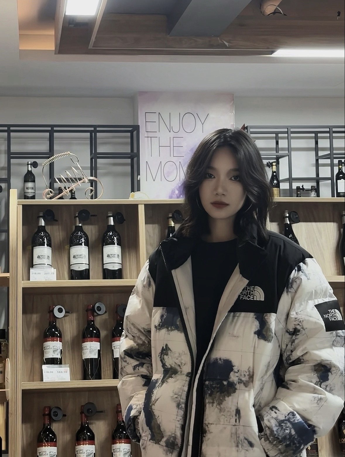 图片[3]-＃暖冬福利 𝐓𝐡𝐞 𝐍𝐨𝐫𝐭𝐡 𝐅𝐚𝐜𝐞 𝟐𝟐𝐅𝐖 北面地球印花大格子袖标羽绒服 尺码：XS-2XL 🔝产品介绍： 1️⃣内线距 门筒 用料 里料 织带 扣子等细节处处到位,柔软舒服,定织定染。 2️⃣印花裁片定位，户外梭织运动型纳米科技面料 质感细腻。 3️⃣刺绣采用进口田岛绣花万针刺绣，采用进口7号针，日本女皇绣线，保证每字饱满工、立体感清晰。 4️⃣填充80%白鸭绒，不做任何虚假宣传。保证保暖性的同时，更加轻便。轻松低于零下30多度严寒低温。 4️⃣正品YKK吉田ISO9000拉链，拉动更丝滑流畅，区别市面假YKK。独家定制五金辅料，100%还原ZP。辅料及扣子均采用原版一致铜芯弹簧，非市面铁芯弹簧。 5️⃣高密度户外防水涂层格子面料,高端防跑绒涂鸦里布+380T三防胆布.绝不钻绒（如有钻绒随意换新） 6️⃣经DWR防泼水处理，轻质耐磨防撕裂，更具出色的防风防泼水性能，为户外活动提供属实防护。-选品中心