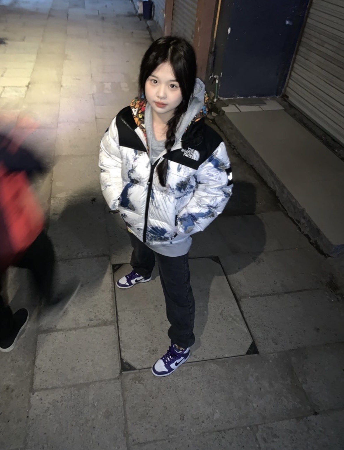 图片[5]-＃暖冬福利 𝐓𝐡𝐞 𝐍𝐨𝐫𝐭𝐡 𝐅𝐚𝐜𝐞 𝟐𝟐𝐅𝐖 北面地球印花大格子袖标羽绒服 尺码：XS-2XL 🔝产品介绍： 1️⃣内线距 门筒 用料 里料 织带 扣子等细节处处到位,柔软舒服,定织定染。 2️⃣印花裁片定位，户外梭织运动型纳米科技面料 质感细腻。 3️⃣刺绣采用进口田岛绣花万针刺绣，采用进口7号针，日本女皇绣线，保证每字饱满工、立体感清晰。 4️⃣填充80%白鸭绒，不做任何虚假宣传。保证保暖性的同时，更加轻便。轻松低于零下30多度严寒低温。 4️⃣正品YKK吉田ISO9000拉链，拉动更丝滑流畅，区别市面假YKK。独家定制五金辅料，100%还原ZP。辅料及扣子均采用原版一致铜芯弹簧，非市面铁芯弹簧。 5️⃣高密度户外防水涂层格子面料,高端防跑绒涂鸦里布+380T三防胆布.绝不钻绒（如有钻绒随意换新） 6️⃣经DWR防泼水处理，轻质耐磨防撕裂，更具出色的防风防泼水性能，为户外活动提供属实防护。-选品中心