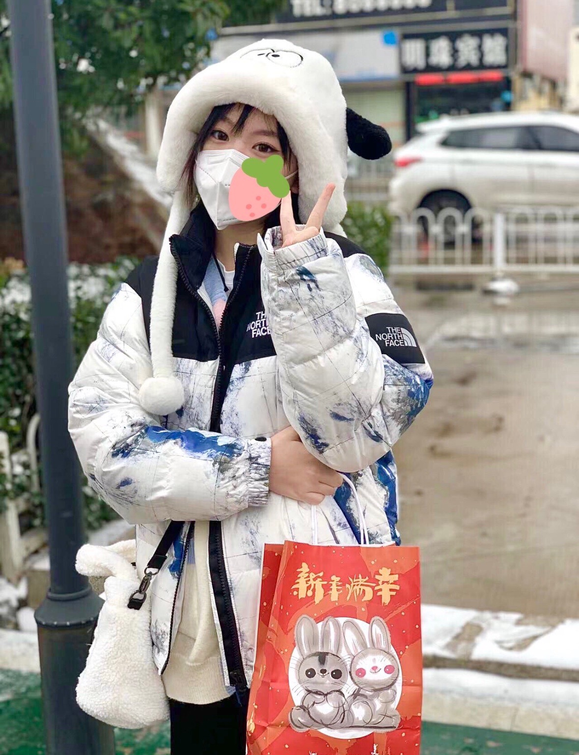 图片[9]-＃暖冬福利 𝐓𝐡𝐞 𝐍𝐨𝐫𝐭𝐡 𝐅𝐚𝐜𝐞 𝟐𝟐𝐅𝐖 北面地球印花大格子袖标羽绒服 尺码：XS-2XL 🔝产品介绍： 1️⃣内线距 门筒 用料 里料 织带 扣子等细节处处到位,柔软舒服,定织定染。 2️⃣印花裁片定位，户外梭织运动型纳米科技面料 质感细腻。 3️⃣刺绣采用进口田岛绣花万针刺绣，采用进口7号针，日本女皇绣线，保证每字饱满工、立体感清晰。 4️⃣填充80%白鸭绒，不做任何虚假宣传。保证保暖性的同时，更加轻便。轻松低于零下30多度严寒低温。 4️⃣正品YKK吉田ISO9000拉链，拉动更丝滑流畅，区别市面假YKK。独家定制五金辅料，100%还原ZP。辅料及扣子均采用原版一致铜芯弹簧，非市面铁芯弹簧。 5️⃣高密度户外防水涂层格子面料,高端防跑绒涂鸦里布+380T三防胆布.绝不钻绒（如有钻绒随意换新） 6️⃣经DWR防泼水处理，轻质耐磨防撕裂，更具出色的防风防泼水性能，为户外活动提供属实防护。-选品中心