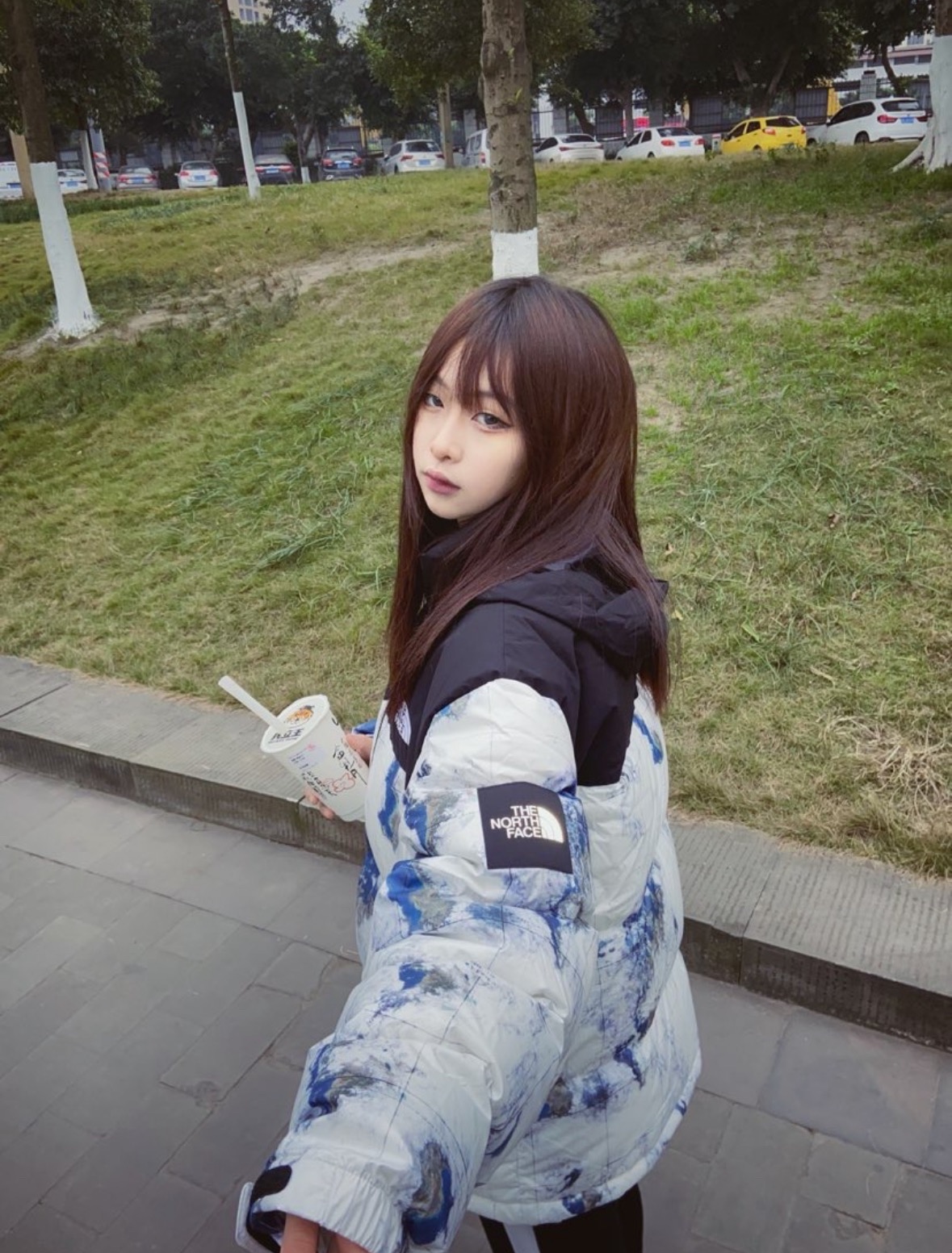 图片[9]-＃暖冬福利 𝐓𝐡𝐞 𝐍𝐨𝐫𝐭𝐡 𝐅𝐚𝐜𝐞 𝟐𝟐𝐅𝐖 北面地球印花大格子袖标羽绒服 尺码：XS-2XL 🔝产品介绍： 1️⃣内线距 门筒 用料 里料 织带 扣子等细节处处到位,柔软舒服,定织定染。 2️⃣印花裁片定位，户外梭织运动型纳米科技面料 质感细腻。 3️⃣刺绣采用进口田岛绣花万针刺绣，采用进口7号针，日本女皇绣线，保证每字饱满工、立体感清晰。 4️⃣填充80%白鸭绒，不做任何虚假宣传。保证保暖性的同时，更加轻便。轻松低于零下30多度严寒低温。 4️⃣正品YKK吉田ISO9000拉链，拉动更丝滑流畅，区别市面假YKK。独家定制五金辅料，100%还原ZP。辅料及扣子均采用原版一致铜芯弹簧，非市面铁芯弹簧。 5️⃣高密度户外防水涂层格子面料,高端防跑绒涂鸦里布+380T三防胆布.绝不钻绒（如有钻绒随意换新） 6️⃣经DWR防泼水处理，轻质耐磨防撕裂，更具出色的防风防泼水性能，为户外活动提供属实防护。-选品中心