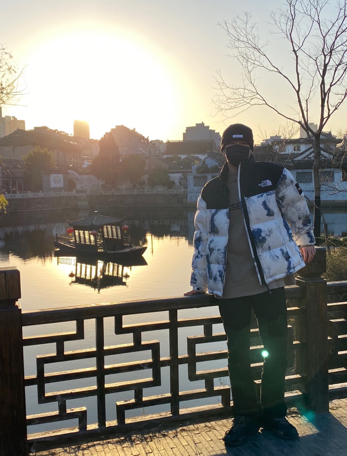 图片[8]-＃暖冬福利 𝐓𝐡𝐞 𝐍𝐨𝐫𝐭𝐡 𝐅𝐚𝐜𝐞 𝟐𝟐𝐅𝐖 北面地球印花大格子袖标羽绒服 尺码：XS-2XL 🔝产品介绍： 1️⃣内线距 门筒 用料 里料 织带 扣子等细节处处到位,柔软舒服,定织定染。 2️⃣印花裁片定位，户外梭织运动型纳米科技面料 质感细腻。 3️⃣刺绣采用进口田岛绣花万针刺绣，采用进口7号针，日本女皇绣线，保证每字饱满工、立体感清晰。 4️⃣填充80%白鸭绒，不做任何虚假宣传。保证保暖性的同时，更加轻便。轻松低于零下30多度严寒低温。 4️⃣正品YKK吉田ISO9000拉链，拉动更丝滑流畅，区别市面假YKK。独家定制五金辅料，100%还原ZP。辅料及扣子均采用原版一致铜芯弹簧，非市面铁芯弹簧。 5️⃣高密度户外防水涂层格子面料,高端防跑绒涂鸦里布+380T三防胆布.绝不钻绒（如有钻绒随意换新） 6️⃣经DWR防泼水处理，轻质耐磨防撕裂，更具出色的防风防泼水性能，为户外活动提供属实防护。-选品中心