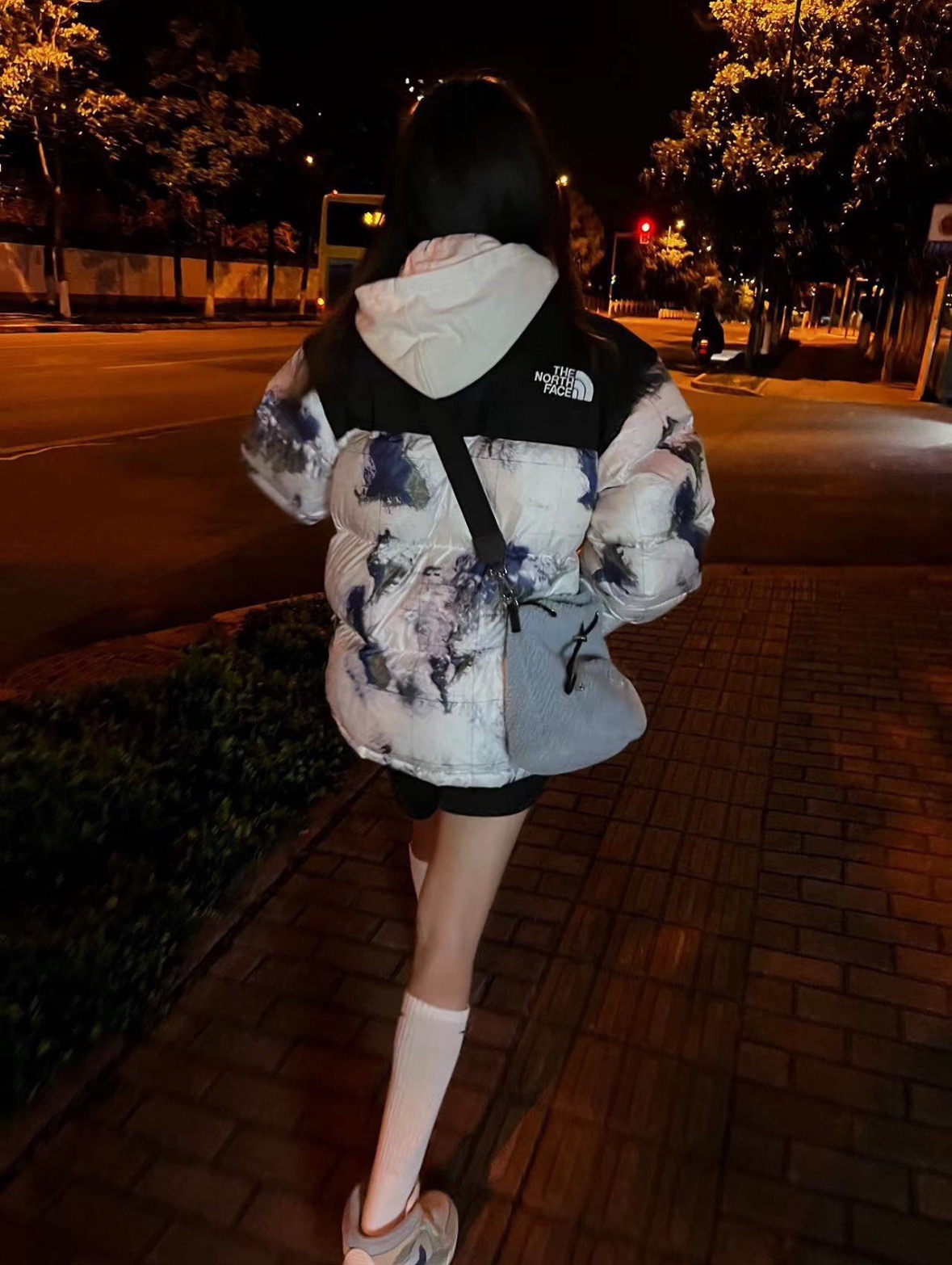 图片[4]-＃暖冬福利 𝐓𝐡𝐞 𝐍𝐨𝐫𝐭𝐡 𝐅𝐚𝐜𝐞 𝟐𝟐𝐅𝐖 北面地球印花大格子袖标羽绒服 尺码：XS-2XL 🔝产品介绍： 1️⃣内线距 门筒 用料 里料 织带 扣子等细节处处到位,柔软舒服,定织定染。 2️⃣印花裁片定位，户外梭织运动型纳米科技面料 质感细腻。 3️⃣刺绣采用进口田岛绣花万针刺绣，采用进口7号针，日本女皇绣线，保证每字饱满工、立体感清晰。 4️⃣填充80%白鸭绒，不做任何虚假宣传。保证保暖性的同时，更加轻便。轻松低于零下30多度严寒低温。 4️⃣正品YKK吉田ISO9000拉链，拉动更丝滑流畅，区别市面假YKK。独家定制五金辅料，100%还原ZP。辅料及扣子均采用原版一致铜芯弹簧，非市面铁芯弹簧。 5️⃣高密度户外防水涂层格子面料,高端防跑绒涂鸦里布+380T三防胆布.绝不钻绒（如有钻绒随意换新） 6️⃣经DWR防泼水处理，轻质耐磨防撕裂，更具出色的防风防泼水性能，为户外活动提供属实防护。-选品中心