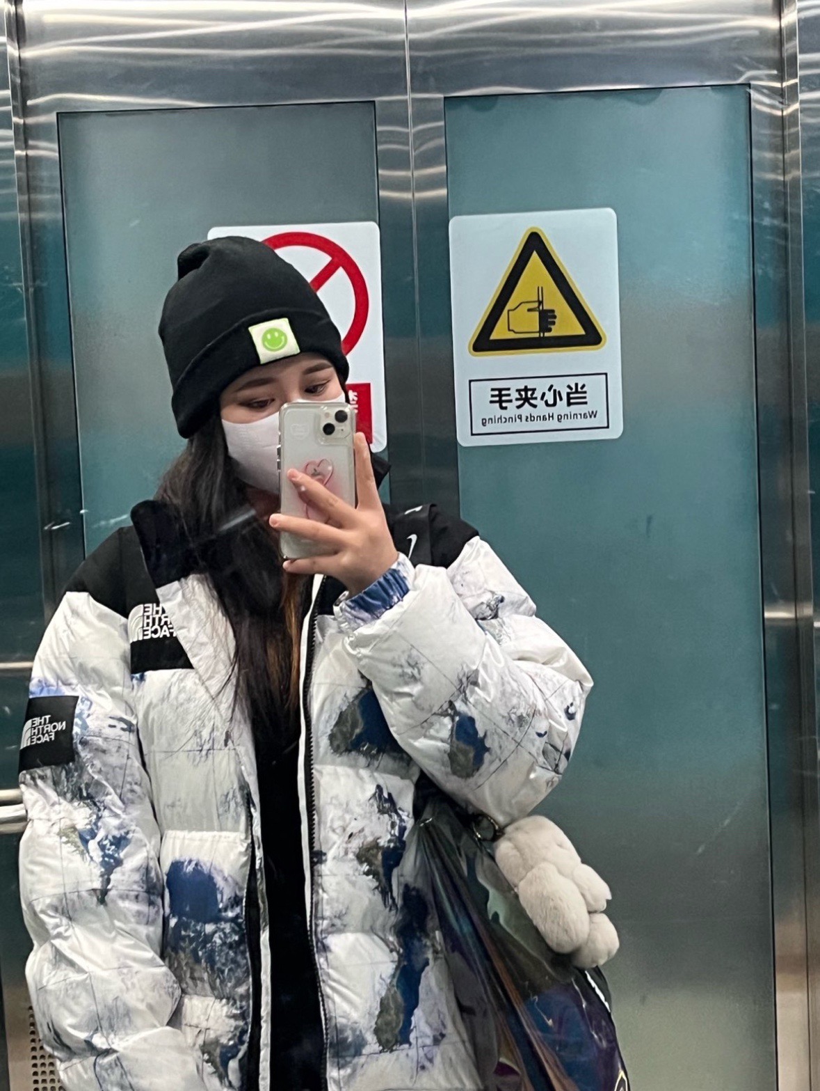 图片[6]-＃暖冬福利 𝐓𝐡𝐞 𝐍𝐨𝐫𝐭𝐡 𝐅𝐚𝐜𝐞 𝟐𝟐𝐅𝐖 北面地球印花大格子袖标羽绒服 尺码：XS-2XL 🔝产品介绍： 1️⃣内线距 门筒 用料 里料 织带 扣子等细节处处到位,柔软舒服,定织定染。 2️⃣印花裁片定位，户外梭织运动型纳米科技面料 质感细腻。 3️⃣刺绣采用进口田岛绣花万针刺绣，采用进口7号针，日本女皇绣线，保证每字饱满工、立体感清晰。 4️⃣填充80%白鸭绒，不做任何虚假宣传。保证保暖性的同时，更加轻便。轻松低于零下30多度严寒低温。 4️⃣正品YKK吉田ISO9000拉链，拉动更丝滑流畅，区别市面假YKK。独家定制五金辅料，100%还原ZP。辅料及扣子均采用原版一致铜芯弹簧，非市面铁芯弹簧。 5️⃣高密度户外防水涂层格子面料,高端防跑绒涂鸦里布+380T三防胆布.绝不钻绒（如有钻绒随意换新） 6️⃣经DWR防泼水处理，轻质耐磨防撕裂，更具出色的防风防泼水性能，为户外活动提供属实防护。-选品中心