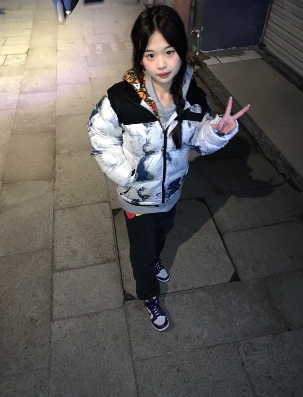 图片[7]-＃暖冬福利 𝐓𝐡𝐞 𝐍𝐨𝐫𝐭𝐡 𝐅𝐚𝐜𝐞 𝟐𝟐𝐅𝐖 北面地球印花大格子袖标羽绒服 尺码：XS-2XL 🔝产品介绍： 1️⃣内线距 门筒 用料 里料 织带 扣子等细节处处到位,柔软舒服,定织定染。 2️⃣印花裁片定位，户外梭织运动型纳米科技面料 质感细腻。 3️⃣刺绣采用进口田岛绣花万针刺绣，采用进口7号针，日本女皇绣线，保证每字饱满工、立体感清晰。 4️⃣填充80%白鸭绒，不做任何虚假宣传。保证保暖性的同时，更加轻便。轻松低于零下30多度严寒低温。 4️⃣正品YKK吉田ISO9000拉链，拉动更丝滑流畅，区别市面假YKK。独家定制五金辅料，100%还原ZP。辅料及扣子均采用原版一致铜芯弹簧，非市面铁芯弹簧。 5️⃣高密度户外防水涂层格子面料,高端防跑绒涂鸦里布+380T三防胆布.绝不钻绒（如有钻绒随意换新） 6️⃣经DWR防泼水处理，轻质耐磨防撕裂，更具出色的防风防泼水性能，为户外活动提供属实防护。-选品中心