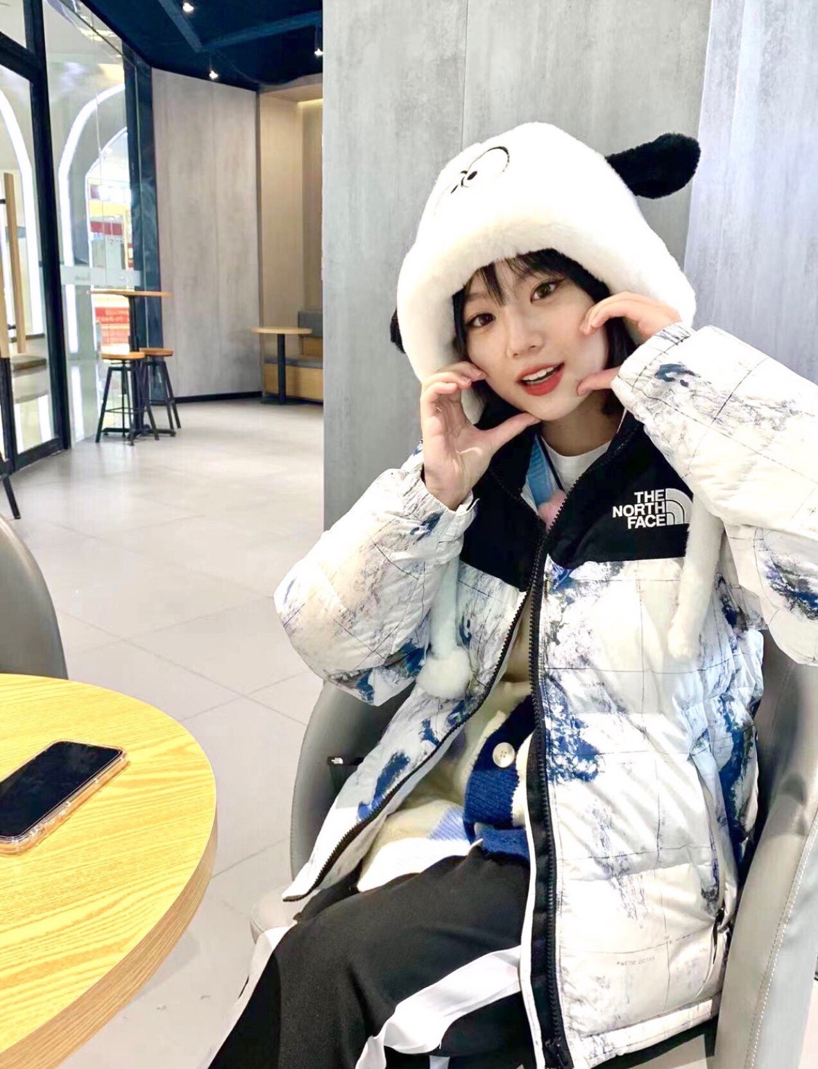 ＃暖冬福利 𝐓𝐡𝐞 𝐍𝐨𝐫𝐭𝐡 𝐅𝐚𝐜𝐞 𝟐𝟐𝐅𝐖 北面地球印花大格子袖标羽绒服 尺码：XS-2XL 🔝产品介绍： 1️⃣内线距 门筒 用料 里料 织带 扣子等细节处处到位,柔软舒服,定织定染。 2️⃣印花裁片定位，户外梭织运动型纳米科技面料 质感细腻。 3️⃣刺绣采用进口田岛绣花万针刺绣，采用进口7号针，日本女皇绣线，保证每字饱满工、立体感清晰。 4️⃣填充80%白鸭绒，不做任何虚假宣传。保证保暖性的同时，更加轻便。轻松低于零下30多度严寒低温。 4️⃣正品YKK吉田ISO9000拉链，拉动更丝滑流畅，区别市面假YKK。独家定制五金辅料，100%还原ZP。辅料及扣子均采用原版一致铜芯弹簧，非市面铁芯弹簧。 5️⃣高密度户外防水涂层格子面料,高端防跑绒涂鸦里布+380T三防胆布.绝不钻绒（如有钻绒随意换新） 6️⃣经DWR防泼水处理，轻质耐磨防撕裂，更具出色的防风防泼水性能，为户外活动提供属实防护。-选品中心