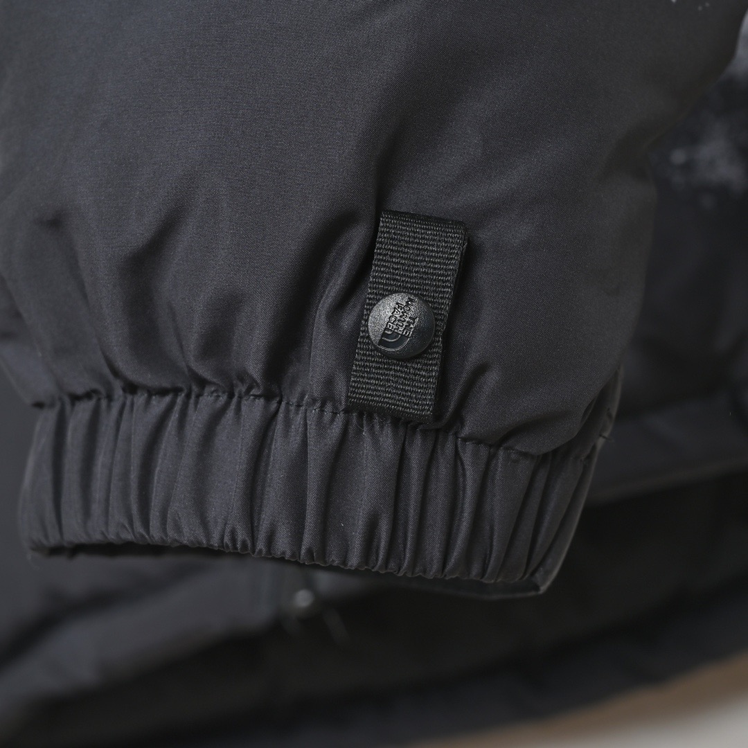 图片[8]-＃暖冬福利 𝗧𝗵𝗲𝗧𝗵𝗲 𝗡𝗼𝗿𝘁𝗵 𝗙𝗮𝗰𝗲｜北面 白云扎染印花 尺码：XS-2XL 🔝产品介绍： 1️⃣内线距 门筒 用料 里料 织带 扣子等细节处处到位,柔软舒服,定织定染。 2️⃣印花裁片定位，户外梭织运动型纳米科技面料 质感细腻。 3️⃣刺绣采用进口田岛绣花万针刺绣，采用进口7号针，日本女皇绣线，保证每字饱满工、立体感清晰。 4️⃣填充80%白鸭绒，不做任何虚假宣传。保证保暖性的同时，更加轻便。轻松低于零下30多度严寒低温。 4️⃣正品YKK吉田ISO9000拉链，拉动更丝滑流畅，区别市面假YKK。独家定制五金辅料，100%还原ZP。辅料及扣子均采用原版一致铜芯弹簧，非市面铁芯弹簧。 5️⃣高密度户外防水涂层格子面料,高端防跑绒涂鸦里布+380T三防胆布.绝不钻绒（如有钻绒随意换新） 6️⃣经DWR防泼水处理，轻质耐磨防撕裂，更具出色的防风防泼水性能，为户外活动提供属实防护。-选品中心