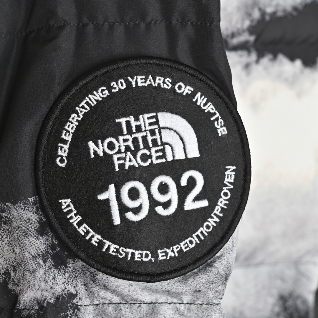 图片[6]-＃暖冬福利 𝗧𝗵𝗲𝗧𝗵𝗲 𝗡𝗼𝗿𝘁𝗵 𝗙𝗮𝗰𝗲｜北面 白云扎染印花 尺码：XS-2XL 🔝产品介绍： 1️⃣内线距 门筒 用料 里料 织带 扣子等细节处处到位,柔软舒服,定织定染。 2️⃣印花裁片定位，户外梭织运动型纳米科技面料 质感细腻。 3️⃣刺绣采用进口田岛绣花万针刺绣，采用进口7号针，日本女皇绣线，保证每字饱满工、立体感清晰。 4️⃣填充80%白鸭绒，不做任何虚假宣传。保证保暖性的同时，更加轻便。轻松低于零下30多度严寒低温。 4️⃣正品YKK吉田ISO9000拉链，拉动更丝滑流畅，区别市面假YKK。独家定制五金辅料，100%还原ZP。辅料及扣子均采用原版一致铜芯弹簧，非市面铁芯弹簧。 5️⃣高密度户外防水涂层格子面料,高端防跑绒涂鸦里布+380T三防胆布.绝不钻绒（如有钻绒随意换新） 6️⃣经DWR防泼水处理，轻质耐磨防撕裂，更具出色的防风防泼水性能，为户外活动提供属实防护。-选品中心