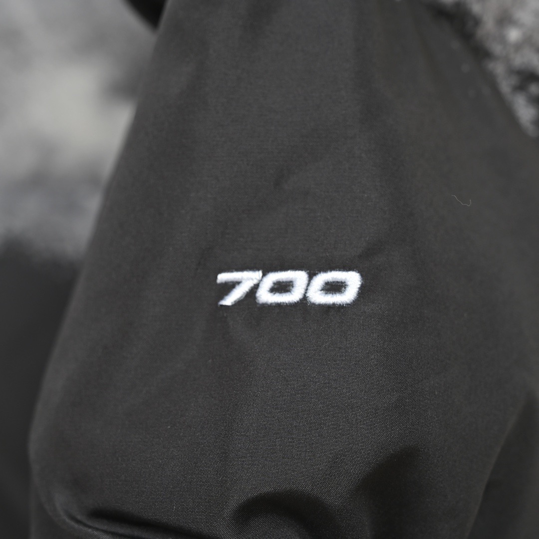 图片[7]-＃暖冬福利 𝗧𝗵𝗲𝗧𝗵𝗲 𝗡𝗼𝗿𝘁𝗵 𝗙𝗮𝗰𝗲｜北面 白云扎染印花 尺码：XS-2XL 🔝产品介绍： 1️⃣内线距 门筒 用料 里料 织带 扣子等细节处处到位,柔软舒服,定织定染。 2️⃣印花裁片定位，户外梭织运动型纳米科技面料 质感细腻。 3️⃣刺绣采用进口田岛绣花万针刺绣，采用进口7号针，日本女皇绣线，保证每字饱满工、立体感清晰。 4️⃣填充80%白鸭绒，不做任何虚假宣传。保证保暖性的同时，更加轻便。轻松低于零下30多度严寒低温。 4️⃣正品YKK吉田ISO9000拉链，拉动更丝滑流畅，区别市面假YKK。独家定制五金辅料，100%还原ZP。辅料及扣子均采用原版一致铜芯弹簧，非市面铁芯弹簧。 5️⃣高密度户外防水涂层格子面料,高端防跑绒涂鸦里布+380T三防胆布.绝不钻绒（如有钻绒随意换新） 6️⃣经DWR防泼水处理，轻质耐磨防撕裂，更具出色的防风防泼水性能，为户外活动提供属实防护。-选品中心