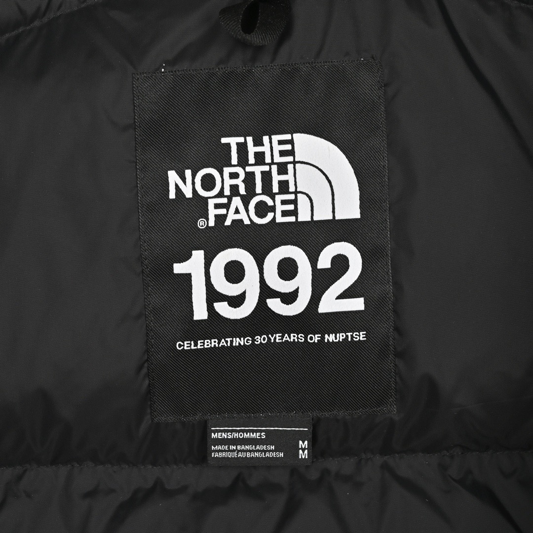 图片[4]-＃暖冬福利 𝗧𝗵𝗲𝗧𝗵𝗲 𝗡𝗼𝗿𝘁𝗵 𝗙𝗮𝗰𝗲｜北面 白云扎染印花 尺码：XS-2XL 🔝产品介绍： 1️⃣内线距 门筒 用料 里料 织带 扣子等细节处处到位,柔软舒服,定织定染。 2️⃣印花裁片定位，户外梭织运动型纳米科技面料 质感细腻。 3️⃣刺绣采用进口田岛绣花万针刺绣，采用进口7号针，日本女皇绣线，保证每字饱满工、立体感清晰。 4️⃣填充80%白鸭绒，不做任何虚假宣传。保证保暖性的同时，更加轻便。轻松低于零下30多度严寒低温。 4️⃣正品YKK吉田ISO9000拉链，拉动更丝滑流畅，区别市面假YKK。独家定制五金辅料，100%还原ZP。辅料及扣子均采用原版一致铜芯弹簧，非市面铁芯弹簧。 5️⃣高密度户外防水涂层格子面料,高端防跑绒涂鸦里布+380T三防胆布.绝不钻绒（如有钻绒随意换新） 6️⃣经DWR防泼水处理，轻质耐磨防撕裂，更具出色的防风防泼水性能，为户外活动提供属实防护。-选品中心