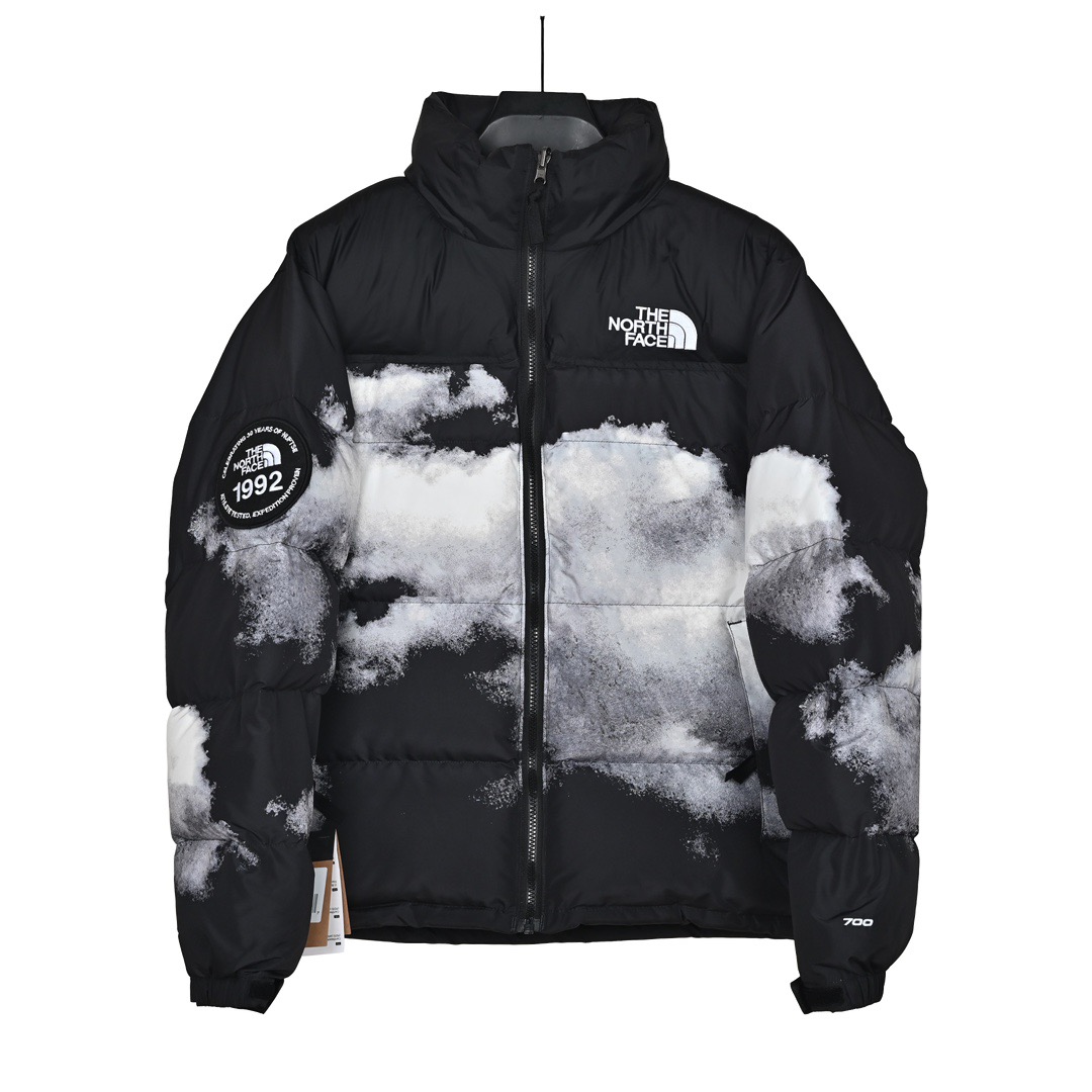 ＃暖冬福利 𝗧𝗵𝗲𝗧𝗵𝗲 𝗡𝗼𝗿𝘁𝗵 𝗙𝗮𝗰𝗲｜北面 白云扎染印花 尺码：XS-2XL 🔝产品介绍： 1️⃣内线距 门筒 用料 里料 织带 扣子等细节处处到位,柔软舒服,定织定染。 2️⃣印花裁片定位，户外梭织运动型纳米科技面料 质感细腻。 3️⃣刺绣采用进口田岛绣花万针刺绣，采用进口7号针，日本女皇绣线，保证每字饱满工、立体感清晰。 4️⃣填充80%白鸭绒，不做任何虚假宣传。保证保暖性的同时，更加轻便。轻松低于零下30多度严寒低温。 4️⃣正品YKK吉田ISO9000拉链，拉动更丝滑流畅，区别市面假YKK。独家定制五金辅料，100%还原ZP。辅料及扣子均采用原版一致铜芯弹簧，非市面铁芯弹簧。 5️⃣高密度户外防水涂层格子面料,高端防跑绒涂鸦里布+380T三防胆布.绝不钻绒（如有钻绒随意换新） 6️⃣经DWR防泼水处理，轻质耐磨防撕裂，更具出色的防风防泼水性能，为户外活动提供属实防护。-选品中心