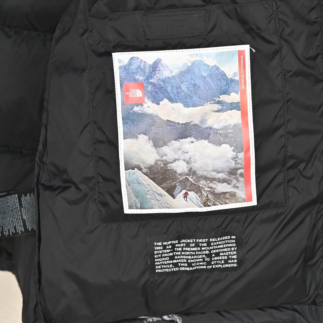 图片[9]-＃暖冬福利 𝗧𝗵𝗲𝗧𝗵𝗲 𝗡𝗼𝗿𝘁𝗵 𝗙𝗮𝗰𝗲｜北面 白云扎染印花 尺码：XS-2XL 🔝产品介绍： 1️⃣内线距 门筒 用料 里料 织带 扣子等细节处处到位,柔软舒服,定织定染。 2️⃣印花裁片定位，户外梭织运动型纳米科技面料 质感细腻。 3️⃣刺绣采用进口田岛绣花万针刺绣，采用进口7号针，日本女皇绣线，保证每字饱满工、立体感清晰。 4️⃣填充80%白鸭绒，不做任何虚假宣传。保证保暖性的同时，更加轻便。轻松低于零下30多度严寒低温。 4️⃣正品YKK吉田ISO9000拉链，拉动更丝滑流畅，区别市面假YKK。独家定制五金辅料，100%还原ZP。辅料及扣子均采用原版一致铜芯弹簧，非市面铁芯弹簧。 5️⃣高密度户外防水涂层格子面料,高端防跑绒涂鸦里布+380T三防胆布.绝不钻绒（如有钻绒随意换新） 6️⃣经DWR防泼水处理，轻质耐磨防撕裂，更具出色的防风防泼水性能，为户外活动提供属实防护。-选品中心