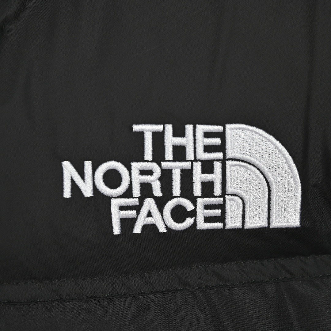 图片[3]-＃暖冬福利 𝗧𝗵𝗲𝗧𝗵𝗲 𝗡𝗼𝗿𝘁𝗵 𝗙𝗮𝗰𝗲｜北面 白云扎染印花 尺码：XS-2XL 🔝产品介绍： 1️⃣内线距 门筒 用料 里料 织带 扣子等细节处处到位,柔软舒服,定织定染。 2️⃣印花裁片定位，户外梭织运动型纳米科技面料 质感细腻。 3️⃣刺绣采用进口田岛绣花万针刺绣，采用进口7号针，日本女皇绣线，保证每字饱满工、立体感清晰。 4️⃣填充80%白鸭绒，不做任何虚假宣传。保证保暖性的同时，更加轻便。轻松低于零下30多度严寒低温。 4️⃣正品YKK吉田ISO9000拉链，拉动更丝滑流畅，区别市面假YKK。独家定制五金辅料，100%还原ZP。辅料及扣子均采用原版一致铜芯弹簧，非市面铁芯弹簧。 5️⃣高密度户外防水涂层格子面料,高端防跑绒涂鸦里布+380T三防胆布.绝不钻绒（如有钻绒随意换新） 6️⃣经DWR防泼水处理，轻质耐磨防撕裂，更具出色的防风防泼水性能，为户外活动提供属实防护。-选品中心