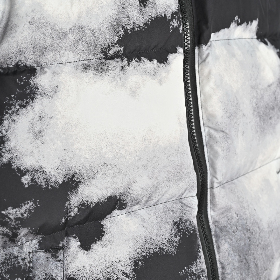 图片[5]-＃暖冬福利 𝗧𝗵𝗲𝗧𝗵𝗲 𝗡𝗼𝗿𝘁𝗵 𝗙𝗮𝗰𝗲｜北面 白云扎染印花 尺码：XS-2XL 🔝产品介绍： 1️⃣内线距 门筒 用料 里料 织带 扣子等细节处处到位,柔软舒服,定织定染。 2️⃣印花裁片定位，户外梭织运动型纳米科技面料 质感细腻。 3️⃣刺绣采用进口田岛绣花万针刺绣，采用进口7号针，日本女皇绣线，保证每字饱满工、立体感清晰。 4️⃣填充80%白鸭绒，不做任何虚假宣传。保证保暖性的同时，更加轻便。轻松低于零下30多度严寒低温。 4️⃣正品YKK吉田ISO9000拉链，拉动更丝滑流畅，区别市面假YKK。独家定制五金辅料，100%还原ZP。辅料及扣子均采用原版一致铜芯弹簧，非市面铁芯弹簧。 5️⃣高密度户外防水涂层格子面料,高端防跑绒涂鸦里布+380T三防胆布.绝不钻绒（如有钻绒随意换新） 6️⃣经DWR防泼水处理，轻质耐磨防撕裂，更具出色的防风防泼水性能，为户外活动提供属实防护。-选品中心