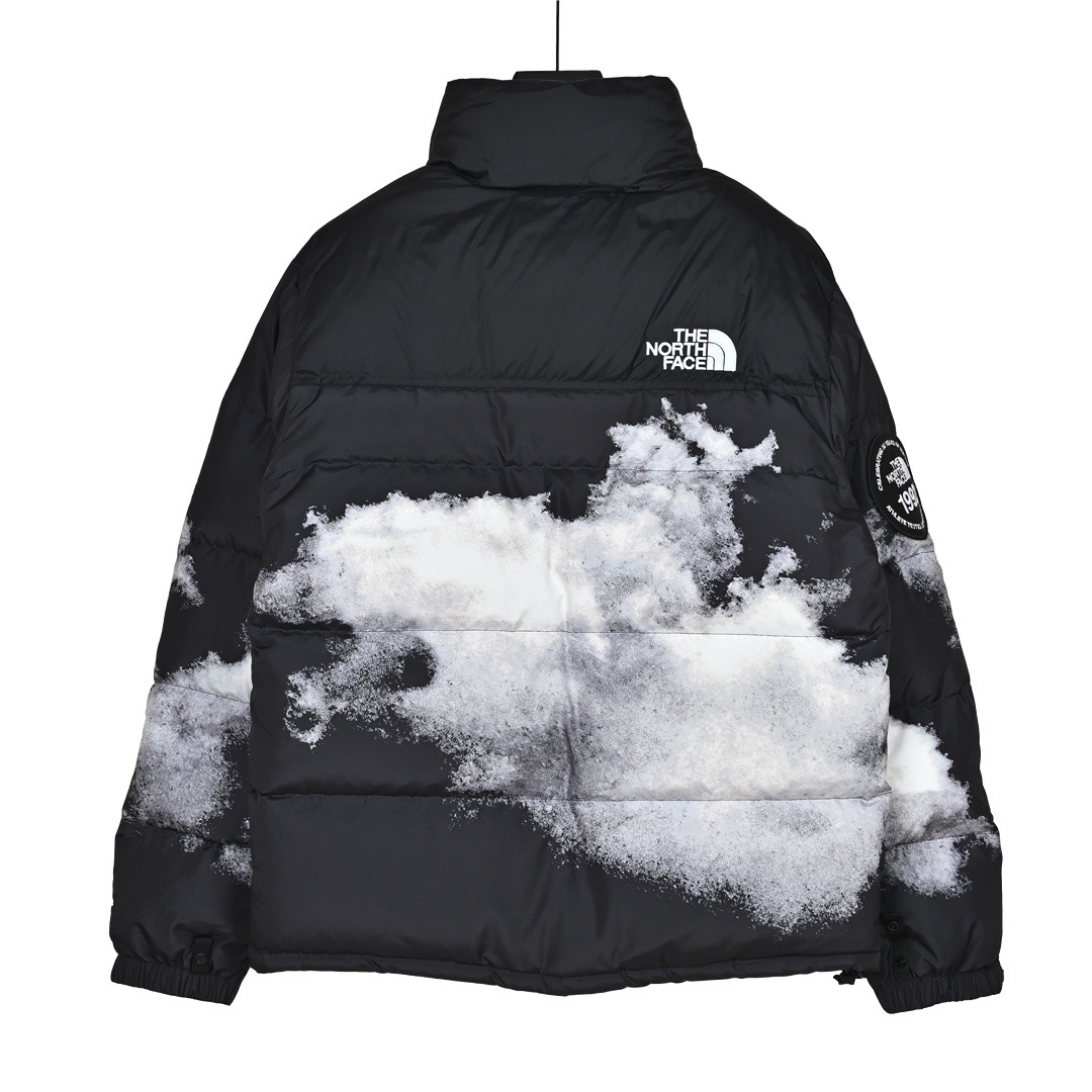 图片[2]-＃暖冬福利 𝗧𝗵𝗲𝗧𝗵𝗲 𝗡𝗼𝗿𝘁𝗵 𝗙𝗮𝗰𝗲｜北面 白云扎染印花 尺码：XS-2XL 🔝产品介绍： 1️⃣内线距 门筒 用料 里料 织带 扣子等细节处处到位,柔软舒服,定织定染。 2️⃣印花裁片定位，户外梭织运动型纳米科技面料 质感细腻。 3️⃣刺绣采用进口田岛绣花万针刺绣，采用进口7号针，日本女皇绣线，保证每字饱满工、立体感清晰。 4️⃣填充80%白鸭绒，不做任何虚假宣传。保证保暖性的同时，更加轻便。轻松低于零下30多度严寒低温。 4️⃣正品YKK吉田ISO9000拉链，拉动更丝滑流畅，区别市面假YKK。独家定制五金辅料，100%还原ZP。辅料及扣子均采用原版一致铜芯弹簧，非市面铁芯弹簧。 5️⃣高密度户外防水涂层格子面料,高端防跑绒涂鸦里布+380T三防胆布.绝不钻绒（如有钻绒随意换新） 6️⃣经DWR防泼水处理，轻质耐磨防撕裂，更具出色的防风防泼水性能，为户外活动提供属实防护。-选品中心