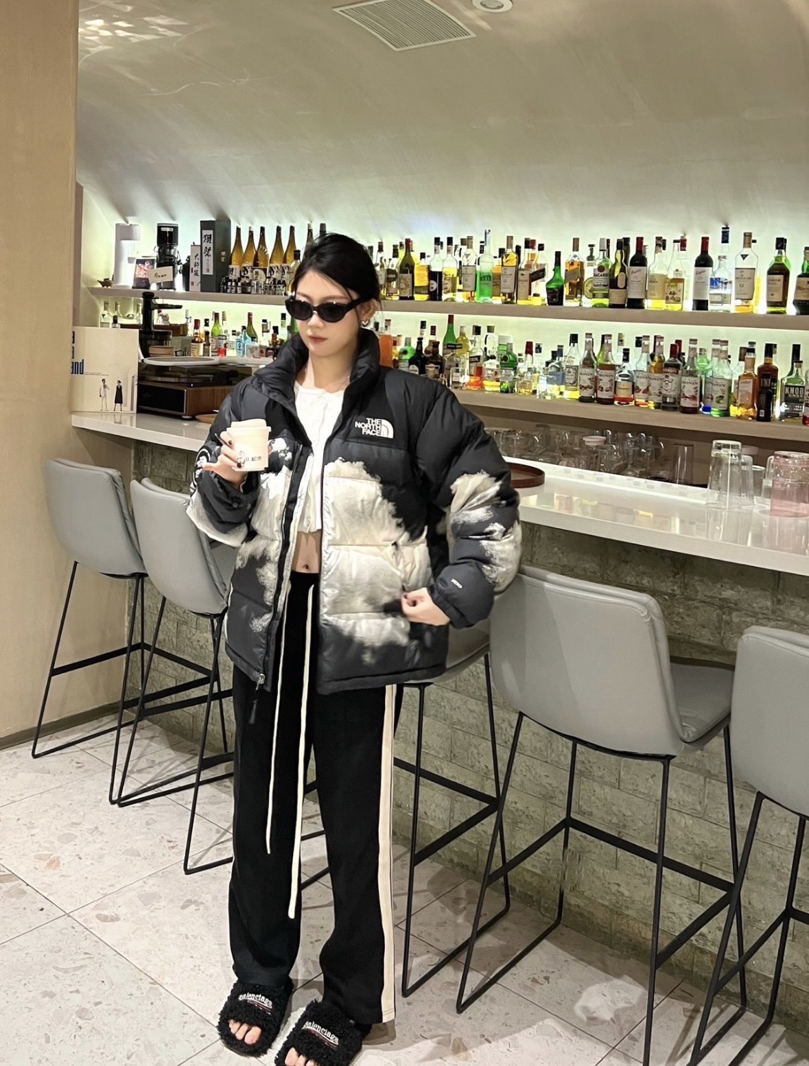 图片[9]-＃暖冬福利 𝗧𝗵𝗲𝗧𝗵𝗲 𝗡𝗼𝗿𝘁𝗵 𝗙𝗮𝗰𝗲｜北面 白云扎染印花 尺码：XS-2XL 🔝产品介绍： 1️⃣内线距 门筒 用料 里料 织带 扣子等细节处处到位,柔软舒服,定织定染。 2️⃣印花裁片定位，户外梭织运动型纳米科技面料 质感细腻。 3️⃣刺绣采用进口田岛绣花万针刺绣，采用进口7号针，日本女皇绣线，保证每字饱满工、立体感清晰。 4️⃣填充80%白鸭绒，不做任何虚假宣传。保证保暖性的同时，更加轻便。轻松低于零下30多度严寒低温。 4️⃣正品YKK吉田ISO9000拉链，拉动更丝滑流畅，区别市面假YKK。独家定制五金辅料，100%还原ZP。辅料及扣子均采用原版一致铜芯弹簧，非市面铁芯弹簧。 5️⃣高密度户外防水涂层格子面料,高端防跑绒涂鸦里布+380T三防胆布.绝不钻绒（如有钻绒随意换新） 6️⃣经DWR防泼水处理，轻质耐磨防撕裂，更具出色的防风防泼水性能，为户外活动提供属实防护。-选品中心