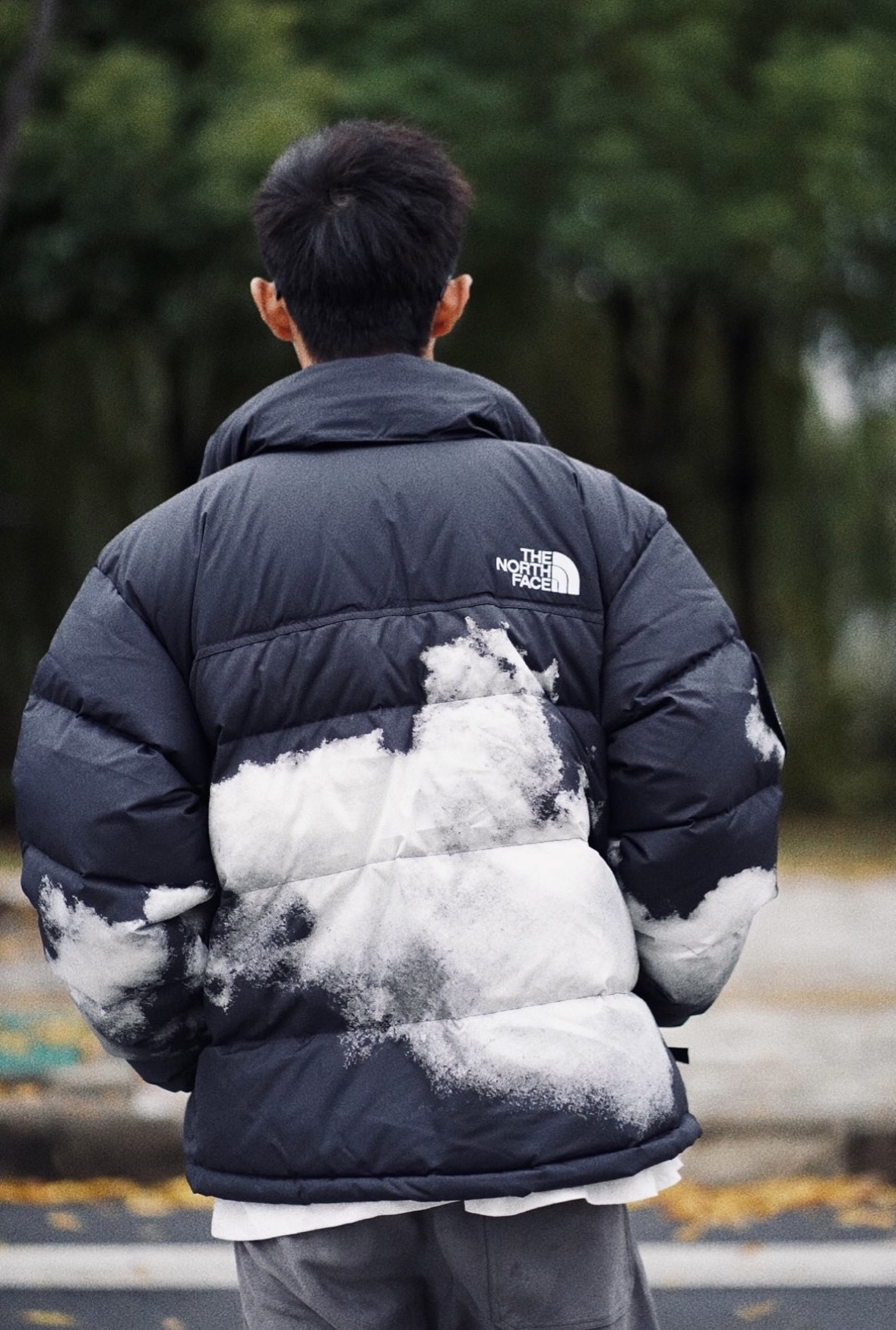 图片[4]-＃暖冬福利 𝗧𝗵𝗲𝗧𝗵𝗲 𝗡𝗼𝗿𝘁𝗵 𝗙𝗮𝗰𝗲｜北面 白云扎染印花 尺码：XS-2XL 🔝产品介绍： 1️⃣内线距 门筒 用料 里料 织带 扣子等细节处处到位,柔软舒服,定织定染。 2️⃣印花裁片定位，户外梭织运动型纳米科技面料 质感细腻。 3️⃣刺绣采用进口田岛绣花万针刺绣，采用进口7号针，日本女皇绣线，保证每字饱满工、立体感清晰。 4️⃣填充80%白鸭绒，不做任何虚假宣传。保证保暖性的同时，更加轻便。轻松低于零下30多度严寒低温。 4️⃣正品YKK吉田ISO9000拉链，拉动更丝滑流畅，区别市面假YKK。独家定制五金辅料，100%还原ZP。辅料及扣子均采用原版一致铜芯弹簧，非市面铁芯弹簧。 5️⃣高密度户外防水涂层格子面料,高端防跑绒涂鸦里布+380T三防胆布.绝不钻绒（如有钻绒随意换新） 6️⃣经DWR防泼水处理，轻质耐磨防撕裂，更具出色的防风防泼水性能，为户外活动提供属实防护。-选品中心