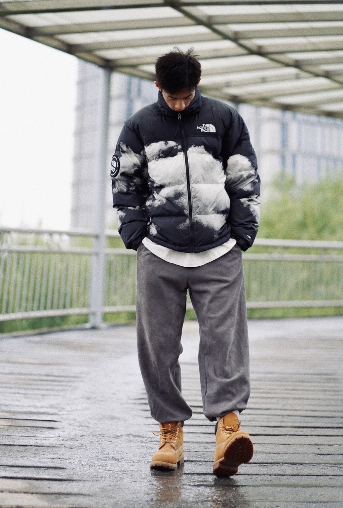 ＃暖冬福利 𝗧𝗵𝗲𝗧𝗵𝗲 𝗡𝗼𝗿𝘁𝗵 𝗙𝗮𝗰𝗲｜北面 白云扎染印花 尺码：XS-2XL 🔝产品介绍： 1️⃣内线距 门筒 用料 里料 织带 扣子等细节处处到位,柔软舒服,定织定染。 2️⃣印花裁片定位，户外梭织运动型纳米科技面料 质感细腻。 3️⃣刺绣采用进口田岛绣花万针刺绣，采用进口7号针，日本女皇绣线，保证每字饱满工、立体感清晰。 4️⃣填充80%白鸭绒，不做任何虚假宣传。保证保暖性的同时，更加轻便。轻松低于零下30多度严寒低温。 4️⃣正品YKK吉田ISO9000拉链，拉动更丝滑流畅，区别市面假YKK。独家定制五金辅料，100%还原ZP。辅料及扣子均采用原版一致铜芯弹簧，非市面铁芯弹簧。 5️⃣高密度户外防水涂层格子面料,高端防跑绒涂鸦里布+380T三防胆布.绝不钻绒（如有钻绒随意换新） 6️⃣经DWR防泼水处理，轻质耐磨防撕裂，更具出色的防风防泼水性能，为户外活动提供属实防护。-选品中心