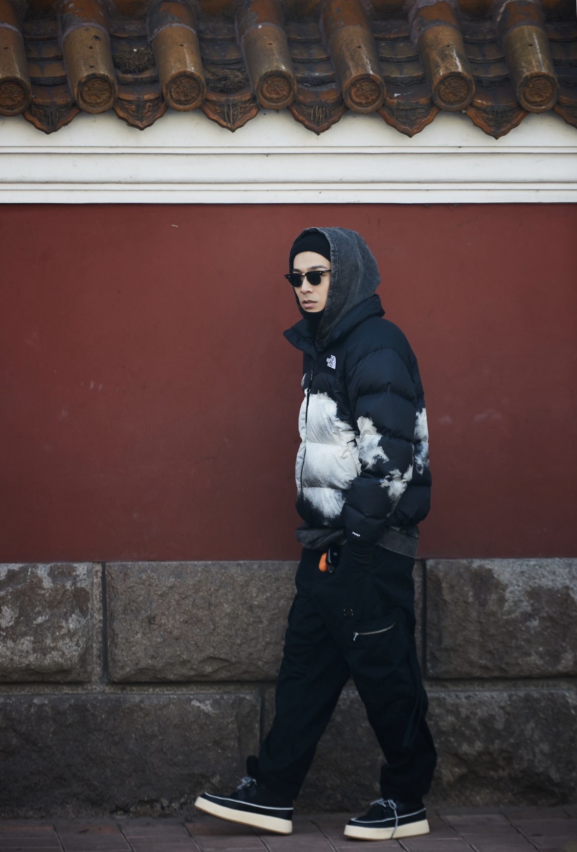 图片[6]-＃暖冬福利 𝗧𝗵𝗲𝗧𝗵𝗲 𝗡𝗼𝗿𝘁𝗵 𝗙𝗮𝗰𝗲｜北面 白云扎染印花 尺码：XS-2XL 🔝产品介绍： 1️⃣内线距 门筒 用料 里料 织带 扣子等细节处处到位,柔软舒服,定织定染。 2️⃣印花裁片定位，户外梭织运动型纳米科技面料 质感细腻。 3️⃣刺绣采用进口田岛绣花万针刺绣，采用进口7号针，日本女皇绣线，保证每字饱满工、立体感清晰。 4️⃣填充80%白鸭绒，不做任何虚假宣传。保证保暖性的同时，更加轻便。轻松低于零下30多度严寒低温。 4️⃣正品YKK吉田ISO9000拉链，拉动更丝滑流畅，区别市面假YKK。独家定制五金辅料，100%还原ZP。辅料及扣子均采用原版一致铜芯弹簧，非市面铁芯弹簧。 5️⃣高密度户外防水涂层格子面料,高端防跑绒涂鸦里布+380T三防胆布.绝不钻绒（如有钻绒随意换新） 6️⃣经DWR防泼水处理，轻质耐磨防撕裂，更具出色的防风防泼水性能，为户外活动提供属实防护。-选品中心