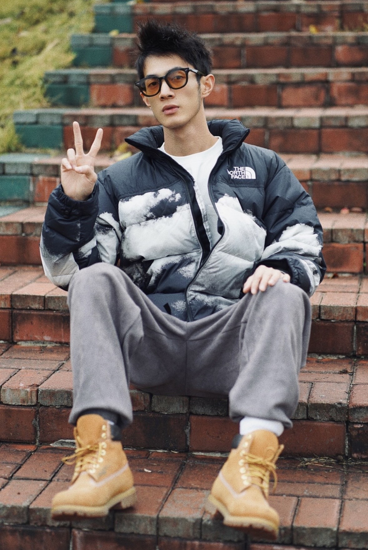 图片[3]-＃暖冬福利 𝗧𝗵𝗲𝗧𝗵𝗲 𝗡𝗼𝗿𝘁𝗵 𝗙𝗮𝗰𝗲｜北面 白云扎染印花 尺码：XS-2XL 🔝产品介绍： 1️⃣内线距 门筒 用料 里料 织带 扣子等细节处处到位,柔软舒服,定织定染。 2️⃣印花裁片定位，户外梭织运动型纳米科技面料 质感细腻。 3️⃣刺绣采用进口田岛绣花万针刺绣，采用进口7号针，日本女皇绣线，保证每字饱满工、立体感清晰。 4️⃣填充80%白鸭绒，不做任何虚假宣传。保证保暖性的同时，更加轻便。轻松低于零下30多度严寒低温。 4️⃣正品YKK吉田ISO9000拉链，拉动更丝滑流畅，区别市面假YKK。独家定制五金辅料，100%还原ZP。辅料及扣子均采用原版一致铜芯弹簧，非市面铁芯弹簧。 5️⃣高密度户外防水涂层格子面料,高端防跑绒涂鸦里布+380T三防胆布.绝不钻绒（如有钻绒随意换新） 6️⃣经DWR防泼水处理，轻质耐磨防撕裂，更具出色的防风防泼水性能，为户外活动提供属实防护。-选品中心