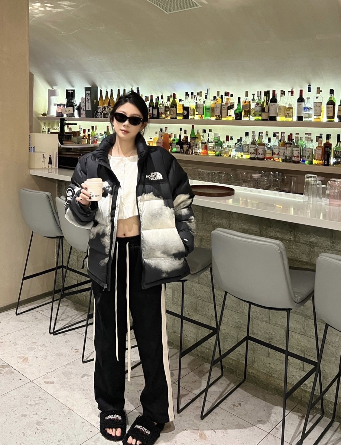 图片[7]-＃暖冬福利 𝗧𝗵𝗲𝗧𝗵𝗲 𝗡𝗼𝗿𝘁𝗵 𝗙𝗮𝗰𝗲｜北面 白云扎染印花 尺码：XS-2XL 🔝产品介绍： 1️⃣内线距 门筒 用料 里料 织带 扣子等细节处处到位,柔软舒服,定织定染。 2️⃣印花裁片定位，户外梭织运动型纳米科技面料 质感细腻。 3️⃣刺绣采用进口田岛绣花万针刺绣，采用进口7号针，日本女皇绣线，保证每字饱满工、立体感清晰。 4️⃣填充80%白鸭绒，不做任何虚假宣传。保证保暖性的同时，更加轻便。轻松低于零下30多度严寒低温。 4️⃣正品YKK吉田ISO9000拉链，拉动更丝滑流畅，区别市面假YKK。独家定制五金辅料，100%还原ZP。辅料及扣子均采用原版一致铜芯弹簧，非市面铁芯弹簧。 5️⃣高密度户外防水涂层格子面料,高端防跑绒涂鸦里布+380T三防胆布.绝不钻绒（如有钻绒随意换新） 6️⃣经DWR防泼水处理，轻质耐磨防撕裂，更具出色的防风防泼水性能，为户外活动提供属实防护。-选品中心