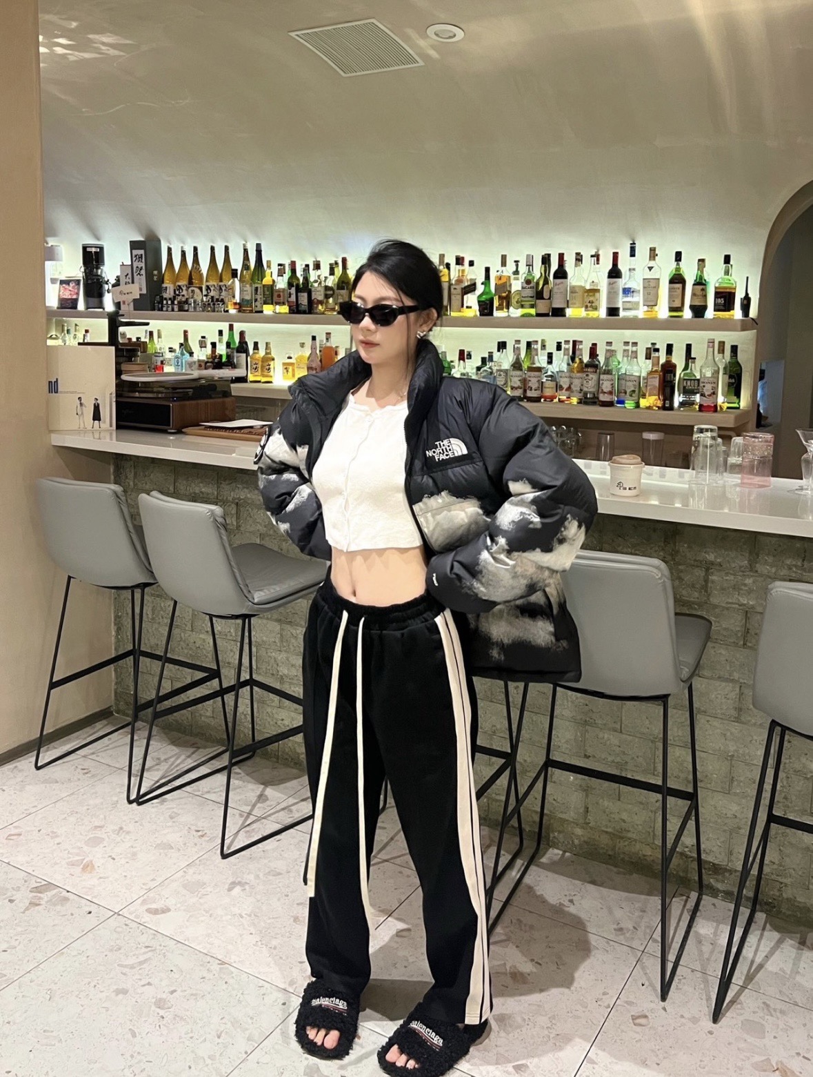 图片[8]-＃暖冬福利 𝗧𝗵𝗲𝗧𝗵𝗲 𝗡𝗼𝗿𝘁𝗵 𝗙𝗮𝗰𝗲｜北面 白云扎染印花 尺码：XS-2XL 🔝产品介绍： 1️⃣内线距 门筒 用料 里料 织带 扣子等细节处处到位,柔软舒服,定织定染。 2️⃣印花裁片定位，户外梭织运动型纳米科技面料 质感细腻。 3️⃣刺绣采用进口田岛绣花万针刺绣，采用进口7号针，日本女皇绣线，保证每字饱满工、立体感清晰。 4️⃣填充80%白鸭绒，不做任何虚假宣传。保证保暖性的同时，更加轻便。轻松低于零下30多度严寒低温。 4️⃣正品YKK吉田ISO9000拉链，拉动更丝滑流畅，区别市面假YKK。独家定制五金辅料，100%还原ZP。辅料及扣子均采用原版一致铜芯弹簧，非市面铁芯弹簧。 5️⃣高密度户外防水涂层格子面料,高端防跑绒涂鸦里布+380T三防胆布.绝不钻绒（如有钻绒随意换新） 6️⃣经DWR防泼水处理，轻质耐磨防撕裂，更具出色的防风防泼水性能，为户外活动提供属实防护。-选品中心