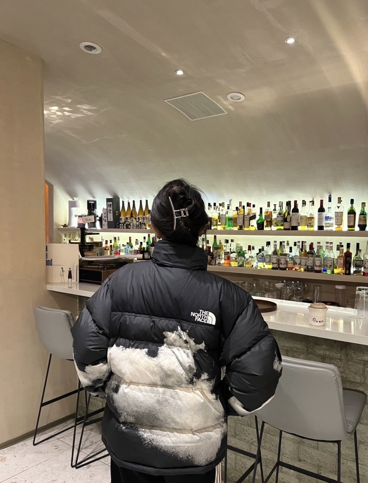 图片[2]-＃暖冬福利 𝗧𝗵𝗲𝗧𝗵𝗲 𝗡𝗼𝗿𝘁𝗵 𝗙𝗮𝗰𝗲｜北面 白云扎染印花 尺码：XS-2XL 🔝产品介绍： 1️⃣内线距 门筒 用料 里料 织带 扣子等细节处处到位,柔软舒服,定织定染。 2️⃣印花裁片定位，户外梭织运动型纳米科技面料 质感细腻。 3️⃣刺绣采用进口田岛绣花万针刺绣，采用进口7号针，日本女皇绣线，保证每字饱满工、立体感清晰。 4️⃣填充80%白鸭绒，不做任何虚假宣传。保证保暖性的同时，更加轻便。轻松低于零下30多度严寒低温。 4️⃣正品YKK吉田ISO9000拉链，拉动更丝滑流畅，区别市面假YKK。独家定制五金辅料，100%还原ZP。辅料及扣子均采用原版一致铜芯弹簧，非市面铁芯弹簧。 5️⃣高密度户外防水涂层格子面料,高端防跑绒涂鸦里布+380T三防胆布.绝不钻绒（如有钻绒随意换新） 6️⃣经DWR防泼水处理，轻质耐磨防撕裂，更具出色的防风防泼水性能，为户外活动提供属实防护。-选品中心