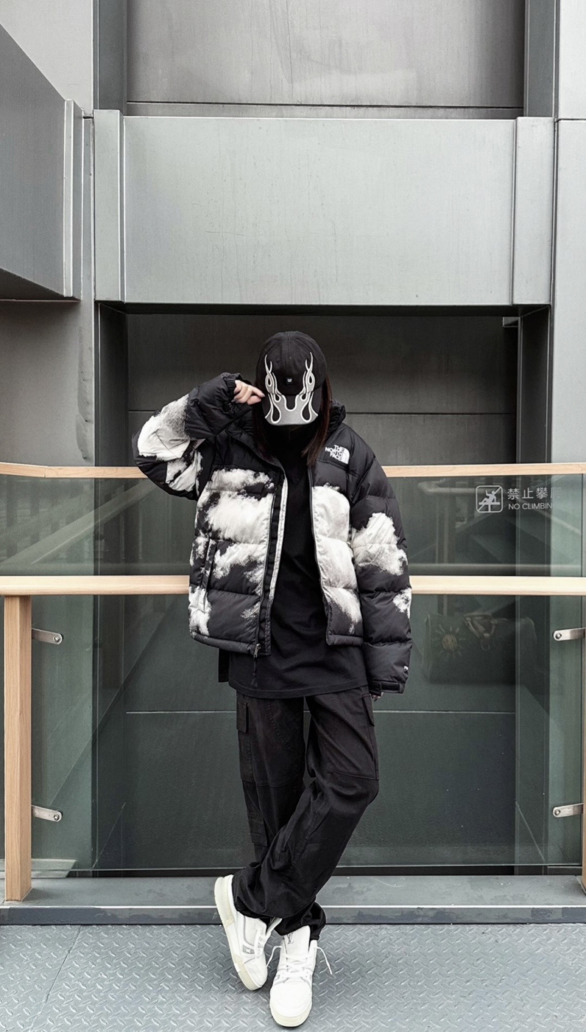 图片[6]-＃暖冬福利 𝗧𝗵𝗲𝗧𝗵𝗲 𝗡𝗼𝗿𝘁𝗵 𝗙𝗮𝗰𝗲｜北面 白云扎染印花 尺码：XS-2XL 🔝产品介绍： 1️⃣内线距 门筒 用料 里料 织带 扣子等细节处处到位,柔软舒服,定织定染。 2️⃣印花裁片定位，户外梭织运动型纳米科技面料 质感细腻。 3️⃣刺绣采用进口田岛绣花万针刺绣，采用进口7号针，日本女皇绣线，保证每字饱满工、立体感清晰。 4️⃣填充80%白鸭绒，不做任何虚假宣传。保证保暖性的同时，更加轻便。轻松低于零下30多度严寒低温。 4️⃣正品YKK吉田ISO9000拉链，拉动更丝滑流畅，区别市面假YKK。独家定制五金辅料，100%还原ZP。辅料及扣子均采用原版一致铜芯弹簧，非市面铁芯弹簧。 5️⃣高密度户外防水涂层格子面料,高端防跑绒涂鸦里布+380T三防胆布.绝不钻绒（如有钻绒随意换新） 6️⃣经DWR防泼水处理，轻质耐磨防撕裂，更具出色的防风防泼水性能，为户外活动提供属实防护。-选品中心