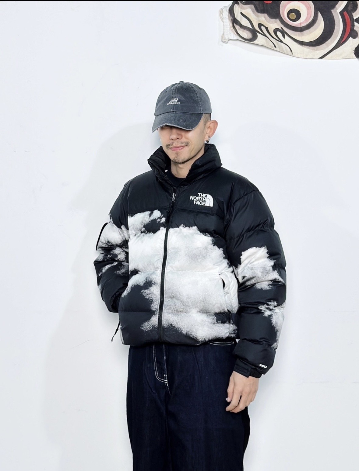 图片[3]-＃暖冬福利 𝗧𝗵𝗲𝗧𝗵𝗲 𝗡𝗼𝗿𝘁𝗵 𝗙𝗮𝗰𝗲｜北面 白云扎染印花 尺码：XS-2XL 🔝产品介绍： 1️⃣内线距 门筒 用料 里料 织带 扣子等细节处处到位,柔软舒服,定织定染。 2️⃣印花裁片定位，户外梭织运动型纳米科技面料 质感细腻。 3️⃣刺绣采用进口田岛绣花万针刺绣，采用进口7号针，日本女皇绣线，保证每字饱满工、立体感清晰。 4️⃣填充80%白鸭绒，不做任何虚假宣传。保证保暖性的同时，更加轻便。轻松低于零下30多度严寒低温。 4️⃣正品YKK吉田ISO9000拉链，拉动更丝滑流畅，区别市面假YKK。独家定制五金辅料，100%还原ZP。辅料及扣子均采用原版一致铜芯弹簧，非市面铁芯弹簧。 5️⃣高密度户外防水涂层格子面料,高端防跑绒涂鸦里布+380T三防胆布.绝不钻绒（如有钻绒随意换新） 6️⃣经DWR防泼水处理，轻质耐磨防撕裂，更具出色的防风防泼水性能，为户外活动提供属实防护。-选品中心