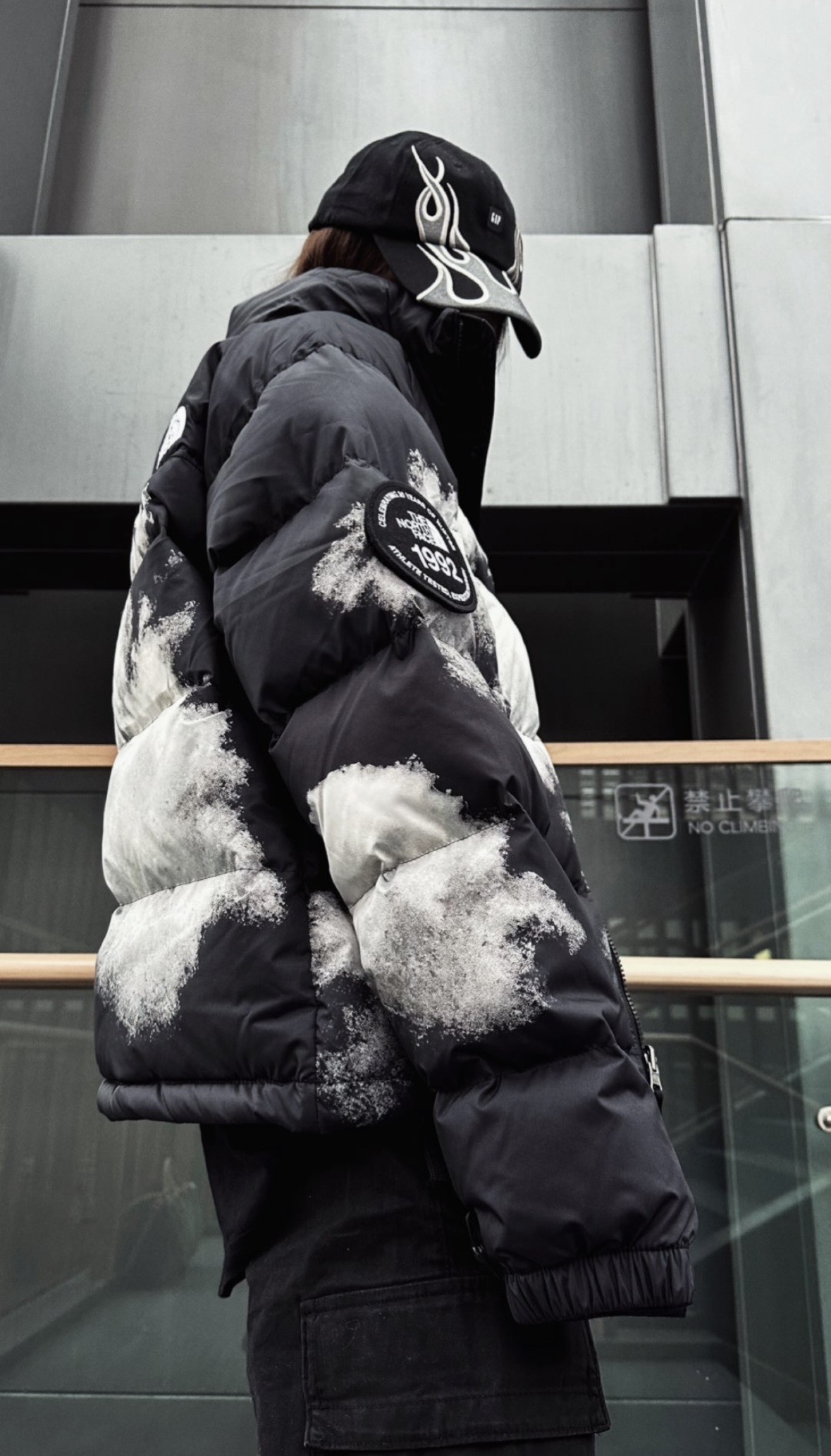 图片[8]-＃暖冬福利 𝗧𝗵𝗲𝗧𝗵𝗲 𝗡𝗼𝗿𝘁𝗵 𝗙𝗮𝗰𝗲｜北面 白云扎染印花 尺码：XS-2XL 🔝产品介绍： 1️⃣内线距 门筒 用料 里料 织带 扣子等细节处处到位,柔软舒服,定织定染。 2️⃣印花裁片定位，户外梭织运动型纳米科技面料 质感细腻。 3️⃣刺绣采用进口田岛绣花万针刺绣，采用进口7号针，日本女皇绣线，保证每字饱满工、立体感清晰。 4️⃣填充80%白鸭绒，不做任何虚假宣传。保证保暖性的同时，更加轻便。轻松低于零下30多度严寒低温。 4️⃣正品YKK吉田ISO9000拉链，拉动更丝滑流畅，区别市面假YKK。独家定制五金辅料，100%还原ZP。辅料及扣子均采用原版一致铜芯弹簧，非市面铁芯弹簧。 5️⃣高密度户外防水涂层格子面料,高端防跑绒涂鸦里布+380T三防胆布.绝不钻绒（如有钻绒随意换新） 6️⃣经DWR防泼水处理，轻质耐磨防撕裂，更具出色的防风防泼水性能，为户外活动提供属实防护。-选品中心