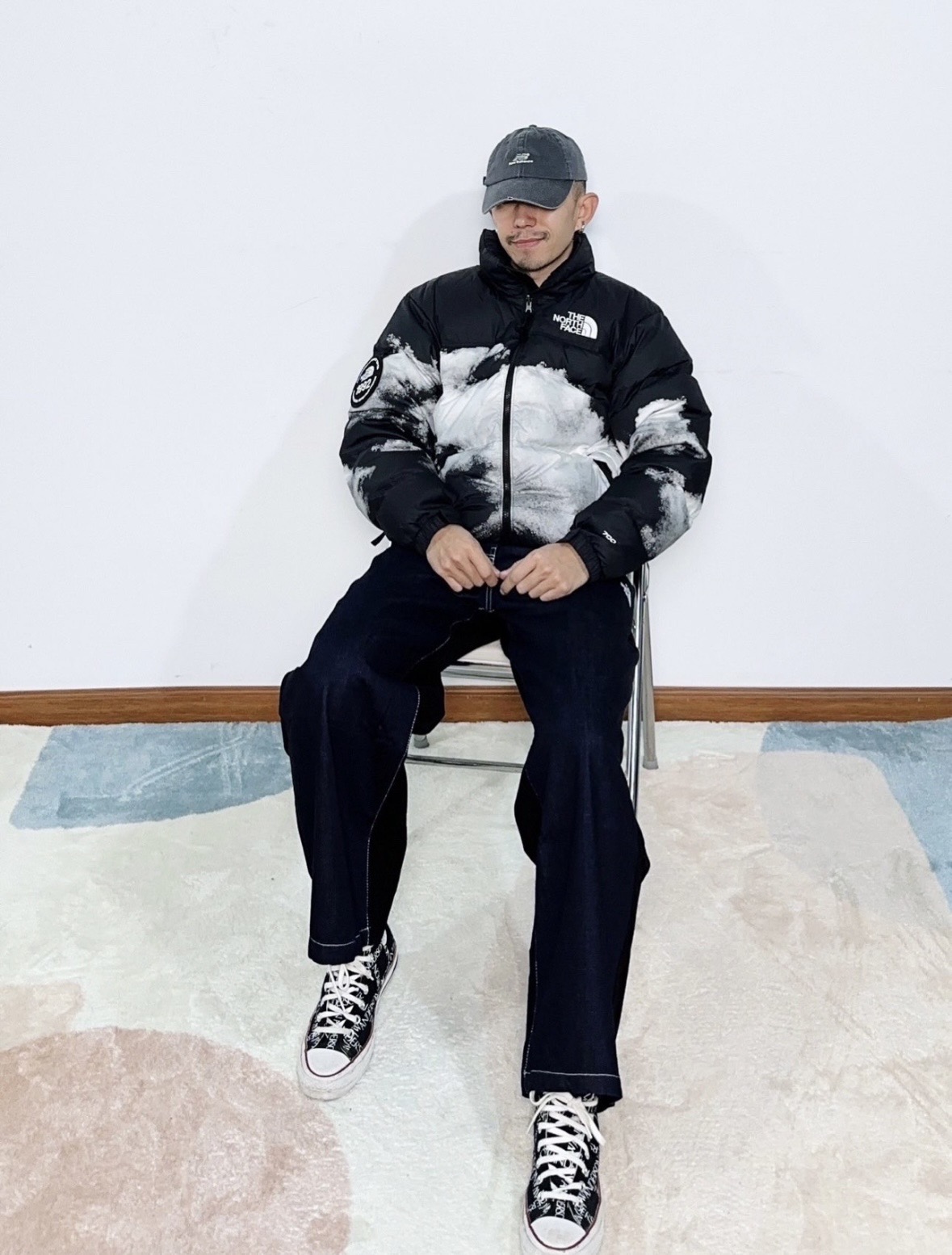 图片[5]-＃暖冬福利 𝗧𝗵𝗲𝗧𝗵𝗲 𝗡𝗼𝗿𝘁𝗵 𝗙𝗮𝗰𝗲｜北面 白云扎染印花 尺码：XS-2XL 🔝产品介绍： 1️⃣内线距 门筒 用料 里料 织带 扣子等细节处处到位,柔软舒服,定织定染。 2️⃣印花裁片定位，户外梭织运动型纳米科技面料 质感细腻。 3️⃣刺绣采用进口田岛绣花万针刺绣，采用进口7号针，日本女皇绣线，保证每字饱满工、立体感清晰。 4️⃣填充80%白鸭绒，不做任何虚假宣传。保证保暖性的同时，更加轻便。轻松低于零下30多度严寒低温。 4️⃣正品YKK吉田ISO9000拉链，拉动更丝滑流畅，区别市面假YKK。独家定制五金辅料，100%还原ZP。辅料及扣子均采用原版一致铜芯弹簧，非市面铁芯弹簧。 5️⃣高密度户外防水涂层格子面料,高端防跑绒涂鸦里布+380T三防胆布.绝不钻绒（如有钻绒随意换新） 6️⃣经DWR防泼水处理，轻质耐磨防撕裂，更具出色的防风防泼水性能，为户外活动提供属实防护。-选品中心