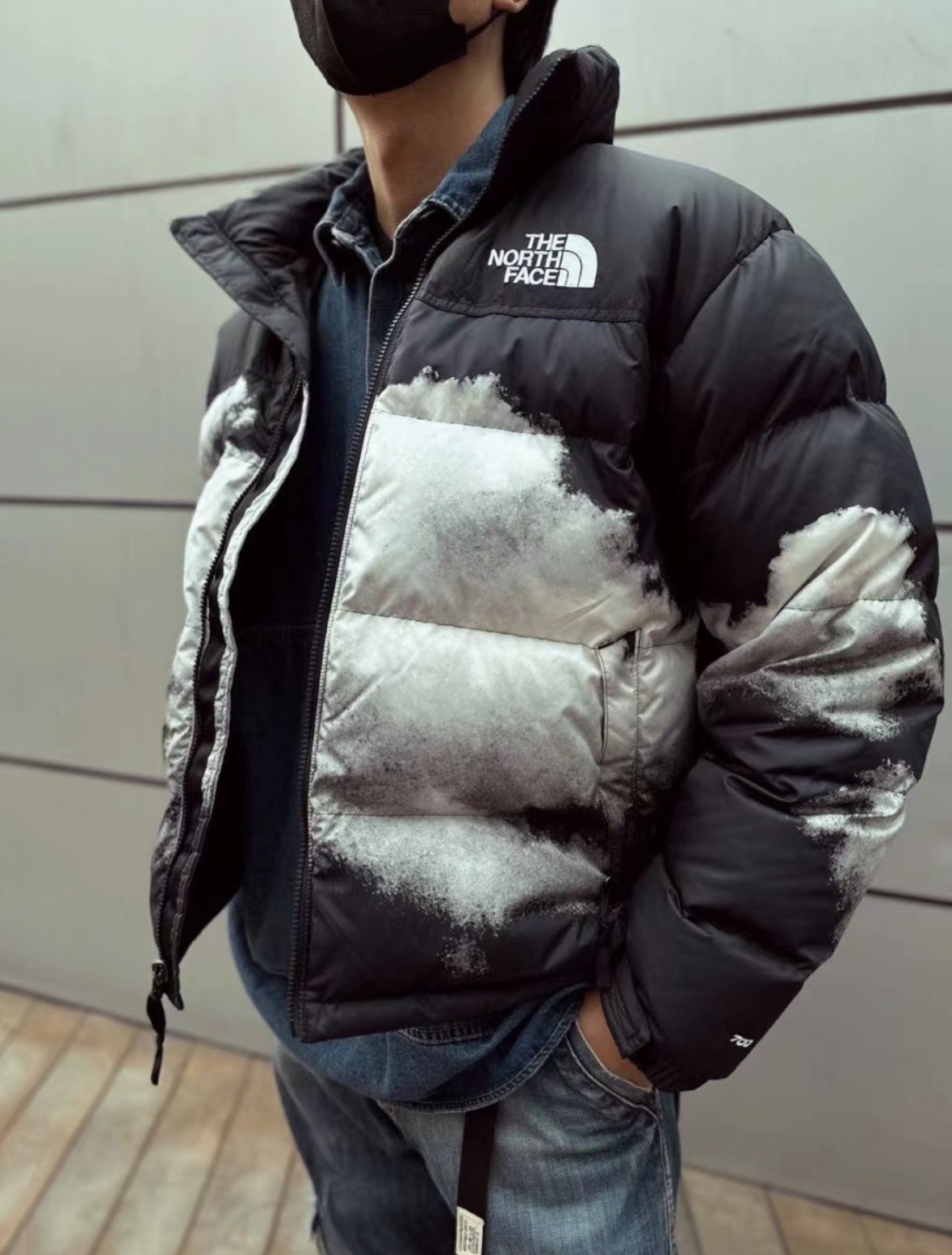 图片[9]-＃暖冬福利 𝗧𝗵𝗲𝗧𝗵𝗲 𝗡𝗼𝗿𝘁𝗵 𝗙𝗮𝗰𝗲｜北面 白云扎染印花 尺码：XS-2XL 🔝产品介绍： 1️⃣内线距 门筒 用料 里料 织带 扣子等细节处处到位,柔软舒服,定织定染。 2️⃣印花裁片定位，户外梭织运动型纳米科技面料 质感细腻。 3️⃣刺绣采用进口田岛绣花万针刺绣，采用进口7号针，日本女皇绣线，保证每字饱满工、立体感清晰。 4️⃣填充80%白鸭绒，不做任何虚假宣传。保证保暖性的同时，更加轻便。轻松低于零下30多度严寒低温。 4️⃣正品YKK吉田ISO9000拉链，拉动更丝滑流畅，区别市面假YKK。独家定制五金辅料，100%还原ZP。辅料及扣子均采用原版一致铜芯弹簧，非市面铁芯弹簧。 5️⃣高密度户外防水涂层格子面料,高端防跑绒涂鸦里布+380T三防胆布.绝不钻绒（如有钻绒随意换新） 6️⃣经DWR防泼水处理，轻质耐磨防撕裂，更具出色的防风防泼水性能，为户外活动提供属实防护。-选品中心