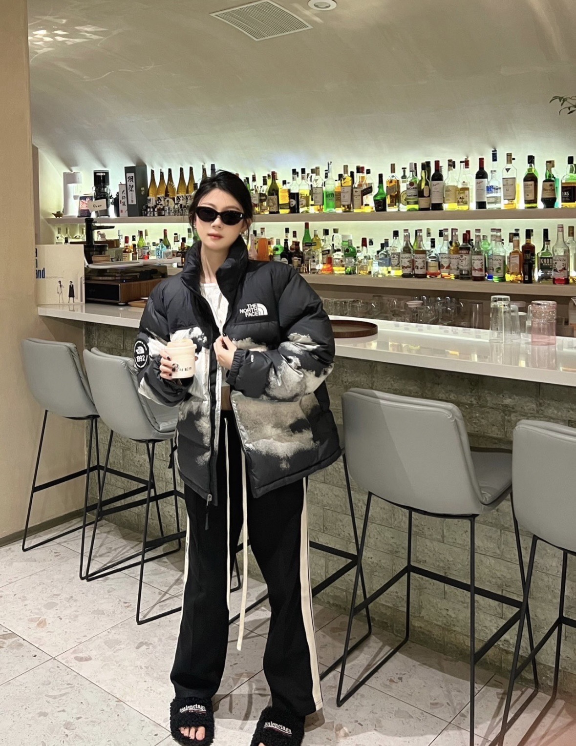 ＃暖冬福利 𝗧𝗵𝗲𝗧𝗵𝗲 𝗡𝗼𝗿𝘁𝗵 𝗙𝗮𝗰𝗲｜北面 白云扎染印花 尺码：XS-2XL 🔝产品介绍： 1️⃣内线距 门筒 用料 里料 织带 扣子等细节处处到位,柔软舒服,定织定染。 2️⃣印花裁片定位，户外梭织运动型纳米科技面料 质感细腻。 3️⃣刺绣采用进口田岛绣花万针刺绣，采用进口7号针，日本女皇绣线，保证每字饱满工、立体感清晰。 4️⃣填充80%白鸭绒，不做任何虚假宣传。保证保暖性的同时，更加轻便。轻松低于零下30多度严寒低温。 4️⃣正品YKK吉田ISO9000拉链，拉动更丝滑流畅，区别市面假YKK。独家定制五金辅料，100%还原ZP。辅料及扣子均采用原版一致铜芯弹簧，非市面铁芯弹簧。 5️⃣高密度户外防水涂层格子面料,高端防跑绒涂鸦里布+380T三防胆布.绝不钻绒（如有钻绒随意换新） 6️⃣经DWR防泼水处理，轻质耐磨防撕裂，更具出色的防风防泼水性能，为户外活动提供属实防护。-选品中心