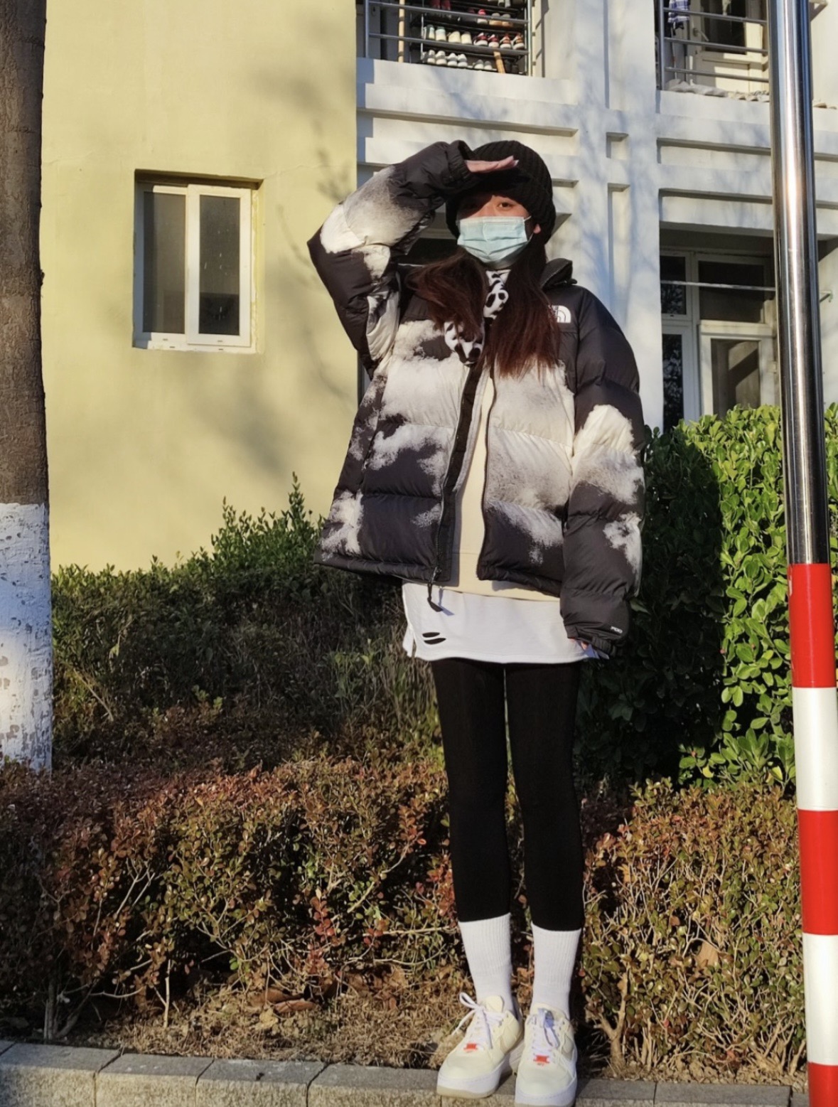 图片[4]-＃暖冬福利 𝗧𝗵𝗲𝗧𝗵𝗲 𝗡𝗼𝗿𝘁𝗵 𝗙𝗮𝗰𝗲｜北面 白云扎染印花 尺码：XS-2XL 🔝产品介绍： 1️⃣内线距 门筒 用料 里料 织带 扣子等细节处处到位,柔软舒服,定织定染。 2️⃣印花裁片定位，户外梭织运动型纳米科技面料 质感细腻。 3️⃣刺绣采用进口田岛绣花万针刺绣，采用进口7号针，日本女皇绣线，保证每字饱满工、立体感清晰。 4️⃣填充80%白鸭绒，不做任何虚假宣传。保证保暖性的同时，更加轻便。轻松低于零下30多度严寒低温。 4️⃣正品YKK吉田ISO9000拉链，拉动更丝滑流畅，区别市面假YKK。独家定制五金辅料，100%还原ZP。辅料及扣子均采用原版一致铜芯弹簧，非市面铁芯弹簧。 5️⃣高密度户外防水涂层格子面料,高端防跑绒涂鸦里布+380T三防胆布.绝不钻绒（如有钻绒随意换新） 6️⃣经DWR防泼水处理，轻质耐磨防撕裂，更具出色的防风防泼水性能，为户外活动提供属实防护。-选品中心