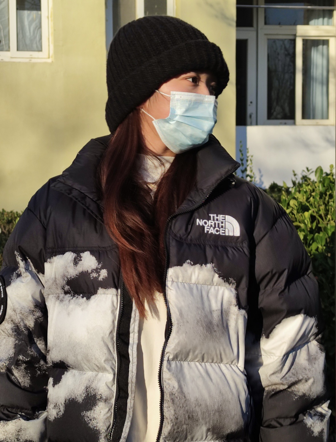 图片[6]-＃暖冬福利 𝗧𝗵𝗲𝗧𝗵𝗲 𝗡𝗼𝗿𝘁𝗵 𝗙𝗮𝗰𝗲｜北面 白云扎染印花 尺码：XS-2XL 🔝产品介绍： 1️⃣内线距 门筒 用料 里料 织带 扣子等细节处处到位,柔软舒服,定织定染。 2️⃣印花裁片定位，户外梭织运动型纳米科技面料 质感细腻。 3️⃣刺绣采用进口田岛绣花万针刺绣，采用进口7号针，日本女皇绣线，保证每字饱满工、立体感清晰。 4️⃣填充80%白鸭绒，不做任何虚假宣传。保证保暖性的同时，更加轻便。轻松低于零下30多度严寒低温。 4️⃣正品YKK吉田ISO9000拉链，拉动更丝滑流畅，区别市面假YKK。独家定制五金辅料，100%还原ZP。辅料及扣子均采用原版一致铜芯弹簧，非市面铁芯弹簧。 5️⃣高密度户外防水涂层格子面料,高端防跑绒涂鸦里布+380T三防胆布.绝不钻绒（如有钻绒随意换新） 6️⃣经DWR防泼水处理，轻质耐磨防撕裂，更具出色的防风防泼水性能，为户外活动提供属实防护。-选品中心