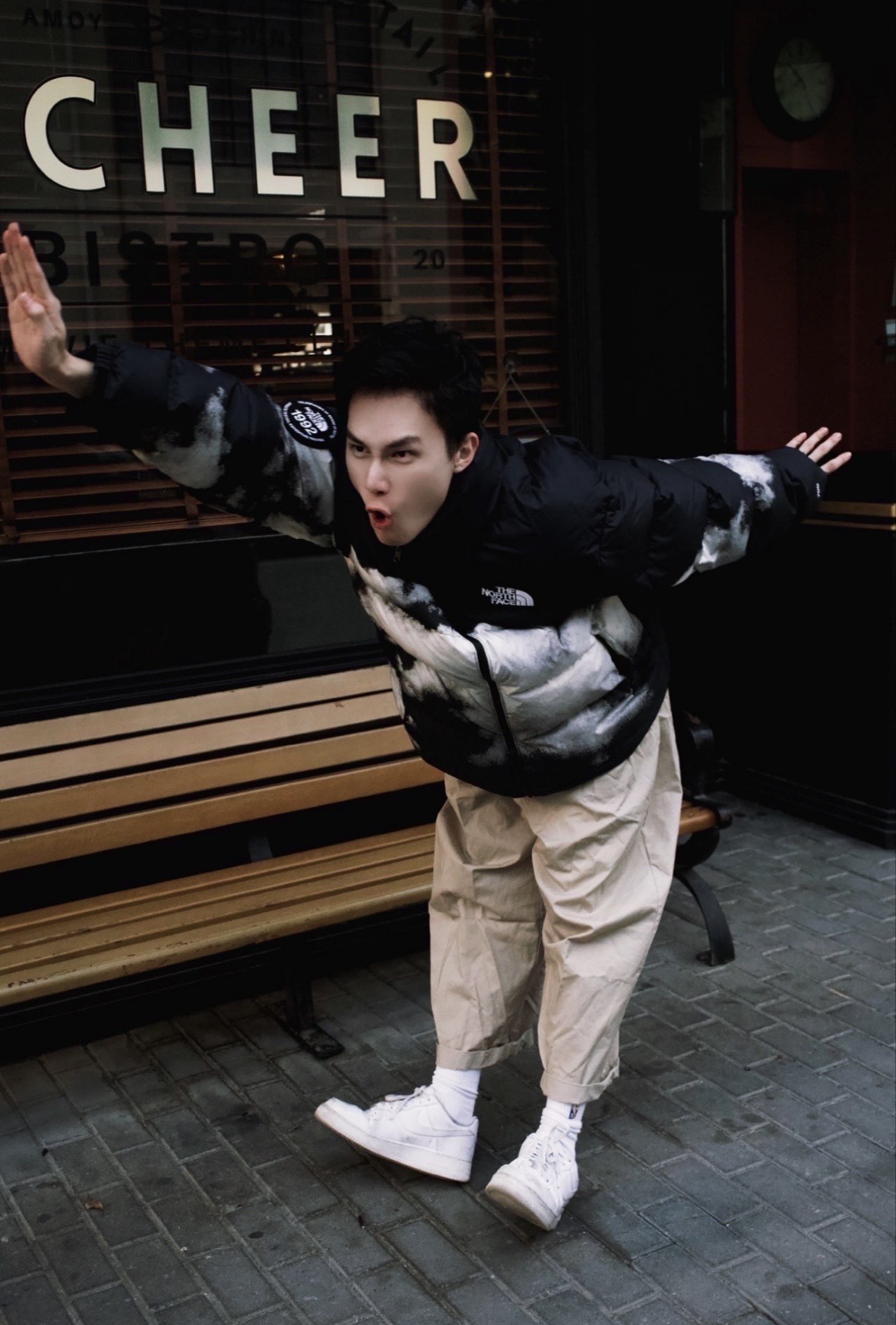 图片[9]-＃暖冬福利 𝗧𝗵𝗲𝗧𝗵𝗲 𝗡𝗼𝗿𝘁𝗵 𝗙𝗮𝗰𝗲｜北面 白云扎染印花 尺码：XS-2XL 🔝产品介绍： 1️⃣内线距 门筒 用料 里料 织带 扣子等细节处处到位,柔软舒服,定织定染。 2️⃣印花裁片定位，户外梭织运动型纳米科技面料 质感细腻。 3️⃣刺绣采用进口田岛绣花万针刺绣，采用进口7号针，日本女皇绣线，保证每字饱满工、立体感清晰。 4️⃣填充80%白鸭绒，不做任何虚假宣传。保证保暖性的同时，更加轻便。轻松低于零下30多度严寒低温。 4️⃣正品YKK吉田ISO9000拉链，拉动更丝滑流畅，区别市面假YKK。独家定制五金辅料，100%还原ZP。辅料及扣子均采用原版一致铜芯弹簧，非市面铁芯弹簧。 5️⃣高密度户外防水涂层格子面料,高端防跑绒涂鸦里布+380T三防胆布.绝不钻绒（如有钻绒随意换新） 6️⃣经DWR防泼水处理，轻质耐磨防撕裂，更具出色的防风防泼水性能，为户外活动提供属实防护。-选品中心