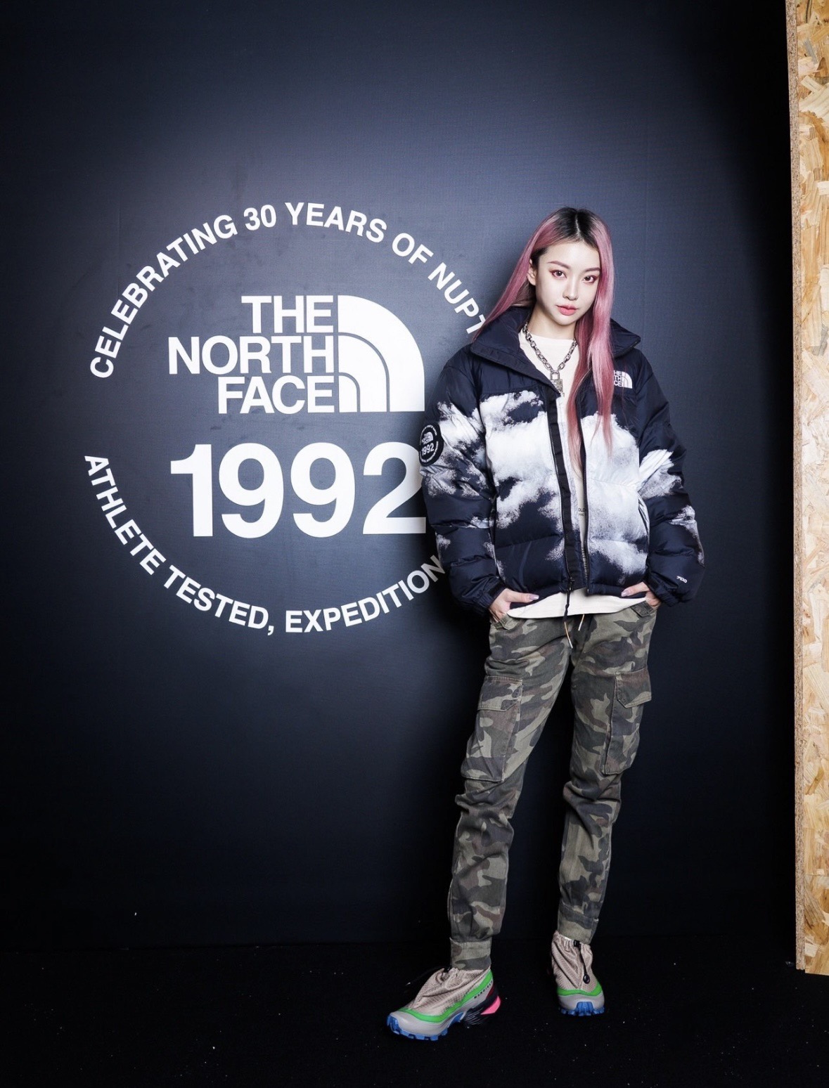 图片[3]-＃暖冬福利 𝗧𝗵𝗲𝗧𝗵𝗲 𝗡𝗼𝗿𝘁𝗵 𝗙𝗮𝗰𝗲｜北面 白云扎染印花 尺码：XS-2XL 🔝产品介绍： 1️⃣内线距 门筒 用料 里料 织带 扣子等细节处处到位,柔软舒服,定织定染。 2️⃣印花裁片定位，户外梭织运动型纳米科技面料 质感细腻。 3️⃣刺绣采用进口田岛绣花万针刺绣，采用进口7号针，日本女皇绣线，保证每字饱满工、立体感清晰。 4️⃣填充80%白鸭绒，不做任何虚假宣传。保证保暖性的同时，更加轻便。轻松低于零下30多度严寒低温。 4️⃣正品YKK吉田ISO9000拉链，拉动更丝滑流畅，区别市面假YKK。独家定制五金辅料，100%还原ZP。辅料及扣子均采用原版一致铜芯弹簧，非市面铁芯弹簧。 5️⃣高密度户外防水涂层格子面料,高端防跑绒涂鸦里布+380T三防胆布.绝不钻绒（如有钻绒随意换新） 6️⃣经DWR防泼水处理，轻质耐磨防撕裂，更具出色的防风防泼水性能，为户外活动提供属实防护。-选品中心