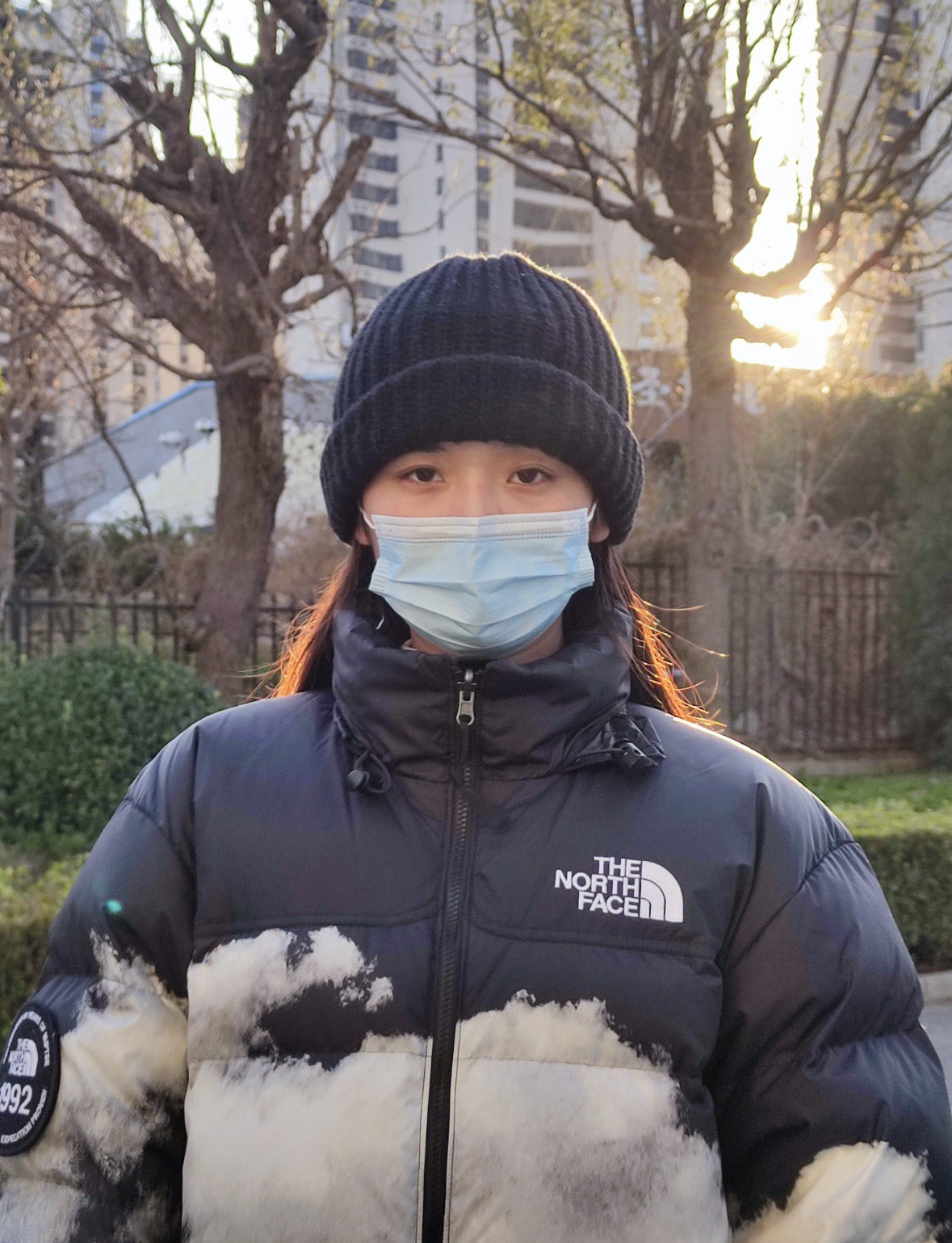 图片[7]-＃暖冬福利 𝗧𝗵𝗲𝗧𝗵𝗲 𝗡𝗼𝗿𝘁𝗵 𝗙𝗮𝗰𝗲｜北面 白云扎染印花 尺码：XS-2XL 🔝产品介绍： 1️⃣内线距 门筒 用料 里料 织带 扣子等细节处处到位,柔软舒服,定织定染。 2️⃣印花裁片定位，户外梭织运动型纳米科技面料 质感细腻。 3️⃣刺绣采用进口田岛绣花万针刺绣，采用进口7号针，日本女皇绣线，保证每字饱满工、立体感清晰。 4️⃣填充80%白鸭绒，不做任何虚假宣传。保证保暖性的同时，更加轻便。轻松低于零下30多度严寒低温。 4️⃣正品YKK吉田ISO9000拉链，拉动更丝滑流畅，区别市面假YKK。独家定制五金辅料，100%还原ZP。辅料及扣子均采用原版一致铜芯弹簧，非市面铁芯弹簧。 5️⃣高密度户外防水涂层格子面料,高端防跑绒涂鸦里布+380T三防胆布.绝不钻绒（如有钻绒随意换新） 6️⃣经DWR防泼水处理，轻质耐磨防撕裂，更具出色的防风防泼水性能，为户外活动提供属实防护。-选品中心