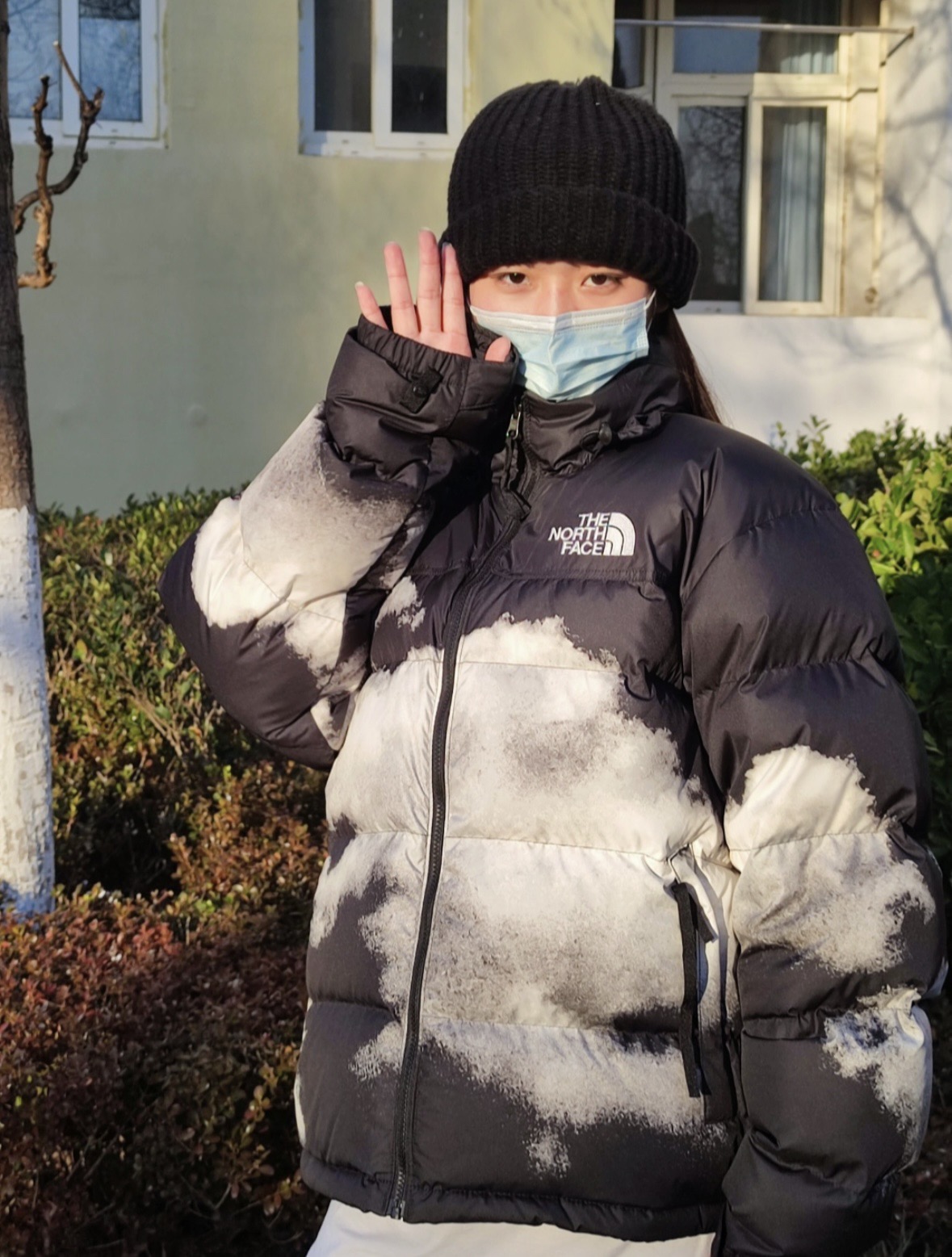 图片[5]-＃暖冬福利 𝗧𝗵𝗲𝗧𝗵𝗲 𝗡𝗼𝗿𝘁𝗵 𝗙𝗮𝗰𝗲｜北面 白云扎染印花 尺码：XS-2XL 🔝产品介绍： 1️⃣内线距 门筒 用料 里料 织带 扣子等细节处处到位,柔软舒服,定织定染。 2️⃣印花裁片定位，户外梭织运动型纳米科技面料 质感细腻。 3️⃣刺绣采用进口田岛绣花万针刺绣，采用进口7号针，日本女皇绣线，保证每字饱满工、立体感清晰。 4️⃣填充80%白鸭绒，不做任何虚假宣传。保证保暖性的同时，更加轻便。轻松低于零下30多度严寒低温。 4️⃣正品YKK吉田ISO9000拉链，拉动更丝滑流畅，区别市面假YKK。独家定制五金辅料，100%还原ZP。辅料及扣子均采用原版一致铜芯弹簧，非市面铁芯弹簧。 5️⃣高密度户外防水涂层格子面料,高端防跑绒涂鸦里布+380T三防胆布.绝不钻绒（如有钻绒随意换新） 6️⃣经DWR防泼水处理，轻质耐磨防撕裂，更具出色的防风防泼水性能，为户外活动提供属实防护。-选品中心