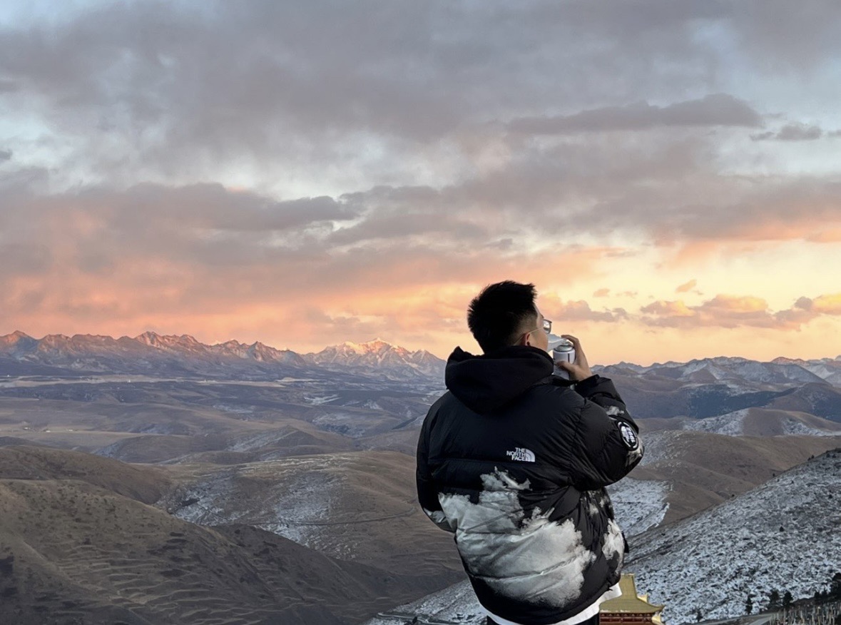 图片[8]-＃暖冬福利 𝗧𝗵𝗲𝗧𝗵𝗲 𝗡𝗼𝗿𝘁𝗵 𝗙𝗮𝗰𝗲｜北面 白云扎染印花 尺码：XS-2XL 🔝产品介绍： 1️⃣内线距 门筒 用料 里料 织带 扣子等细节处处到位,柔软舒服,定织定染。 2️⃣印花裁片定位，户外梭织运动型纳米科技面料 质感细腻。 3️⃣刺绣采用进口田岛绣花万针刺绣，采用进口7号针，日本女皇绣线，保证每字饱满工、立体感清晰。 4️⃣填充80%白鸭绒，不做任何虚假宣传。保证保暖性的同时，更加轻便。轻松低于零下30多度严寒低温。 4️⃣正品YKK吉田ISO9000拉链，拉动更丝滑流畅，区别市面假YKK。独家定制五金辅料，100%还原ZP。辅料及扣子均采用原版一致铜芯弹簧，非市面铁芯弹簧。 5️⃣高密度户外防水涂层格子面料,高端防跑绒涂鸦里布+380T三防胆布.绝不钻绒（如有钻绒随意换新） 6️⃣经DWR防泼水处理，轻质耐磨防撕裂，更具出色的防风防泼水性能，为户外活动提供属实防护。-选品中心