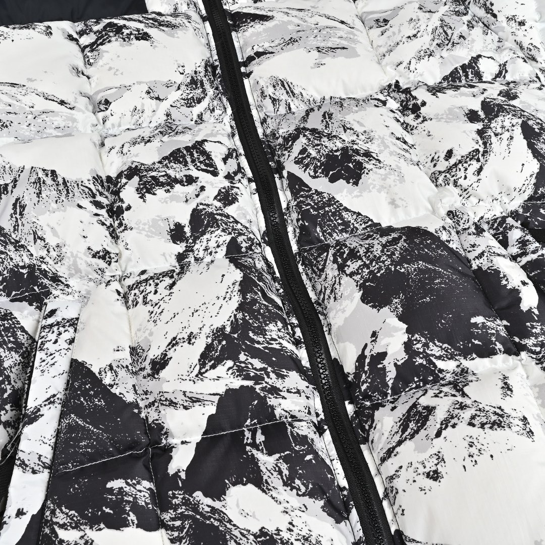 图片[5]-＃暖冬福利 𝐓𝐡𝐞 𝐍𝐨𝐫𝐭𝐡 𝐅𝐚𝐜𝐞 𝐌‘𝐒 𝐋𝐇𝐎𝐓𝐒𝐄 𝐞𝐜𝐨面料版 北面雪山3.0水墨黑白 尺码：XS-2XL 🔝产品介绍： 1️⃣内线距 门筒 用料 里料 织带 扣子等细节处处到位,柔软舒服,定织定染。 2️⃣印花裁片定位，户外梭织运动型纳米科技面料 质感细腻。 3️⃣刺绣采用进口田岛绣花万针刺绣，采用进口7号针，日本女皇绣线，保证每字饱满工、立体感清晰。 4️⃣填充80%白鸭绒，不做任何虚假宣传。保证保暖性的同时，更加轻便。轻松低于零下30多度严寒低温。 4️⃣正品YKK吉田ISO9000拉链，拉动更丝滑流畅，区别市面假YKK。独家定制五金辅料，100%还原ZP。辅料及扣子均采用原版一致铜芯弹簧，非市面铁芯弹簧。 5️⃣高密度户外防水涂层格子面料,高端防跑绒涂鸦里布+380T三防胆布.绝不钻绒（如有钻绒随意换新） 6️⃣经DWR防泼水处理，轻质耐磨防撕裂，更具出色的防风防泼水性能，为户外活动提供属实防护。-选品中心