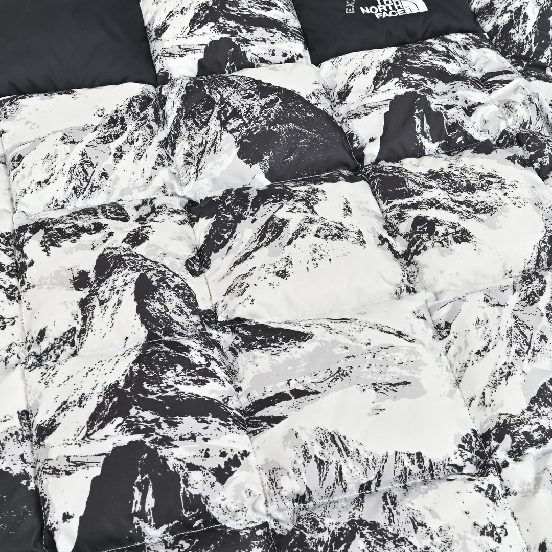 图片[9]-＃暖冬福利 𝐓𝐡𝐞 𝐍𝐨𝐫𝐭𝐡 𝐅𝐚𝐜𝐞 𝐌‘𝐒 𝐋𝐇𝐎𝐓𝐒𝐄 𝐞𝐜𝐨面料版 北面雪山3.0水墨黑白 尺码：XS-2XL 🔝产品介绍： 1️⃣内线距 门筒 用料 里料 织带 扣子等细节处处到位,柔软舒服,定织定染。 2️⃣印花裁片定位，户外梭织运动型纳米科技面料 质感细腻。 3️⃣刺绣采用进口田岛绣花万针刺绣，采用进口7号针，日本女皇绣线，保证每字饱满工、立体感清晰。 4️⃣填充80%白鸭绒，不做任何虚假宣传。保证保暖性的同时，更加轻便。轻松低于零下30多度严寒低温。 4️⃣正品YKK吉田ISO9000拉链，拉动更丝滑流畅，区别市面假YKK。独家定制五金辅料，100%还原ZP。辅料及扣子均采用原版一致铜芯弹簧，非市面铁芯弹簧。 5️⃣高密度户外防水涂层格子面料,高端防跑绒涂鸦里布+380T三防胆布.绝不钻绒（如有钻绒随意换新） 6️⃣经DWR防泼水处理，轻质耐磨防撕裂，更具出色的防风防泼水性能，为户外活动提供属实防护。-选品中心